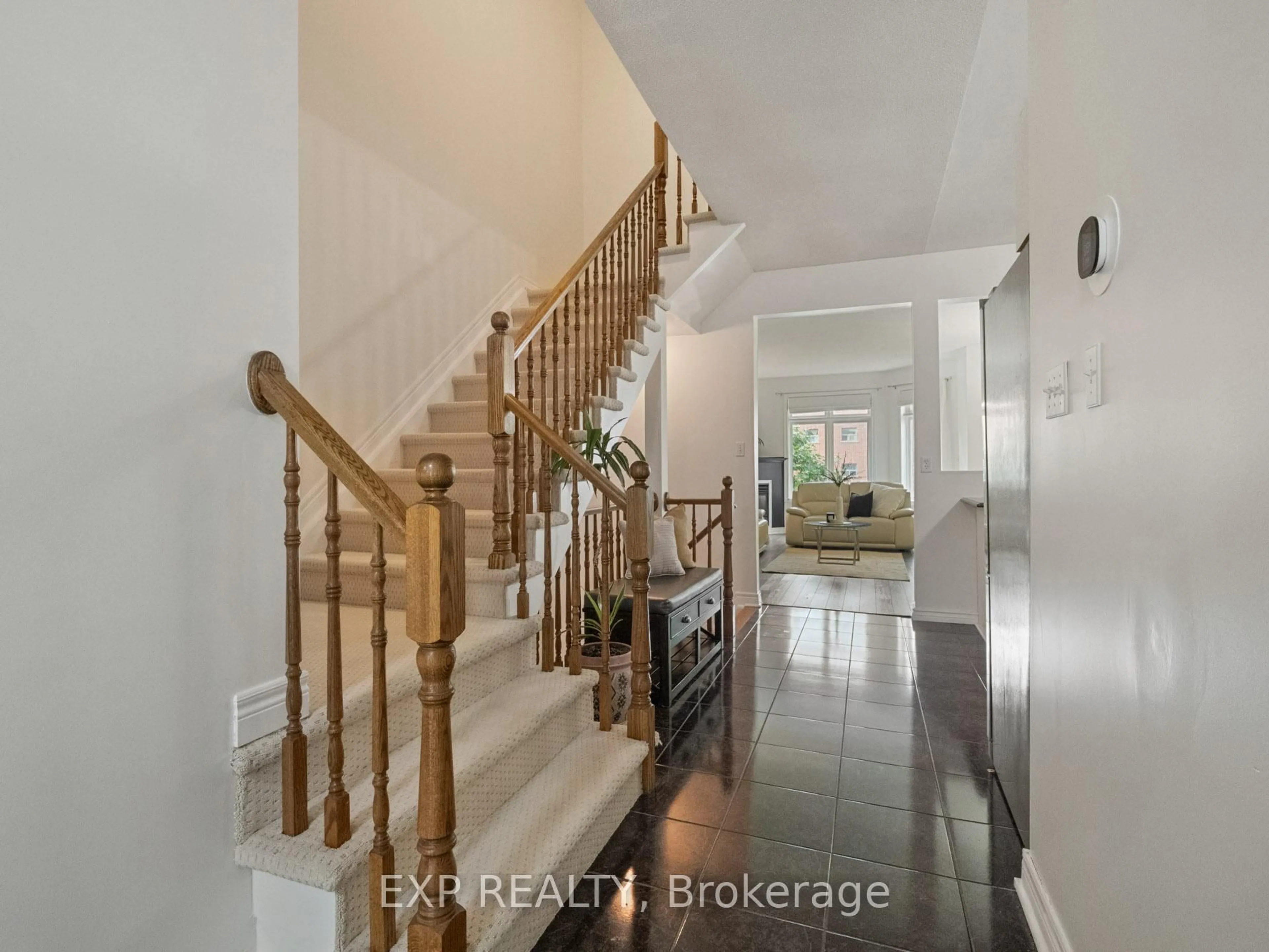 Indoor entryway for 5595 Drummond Rd #4, Niagara Falls Ontario L2G 4L2