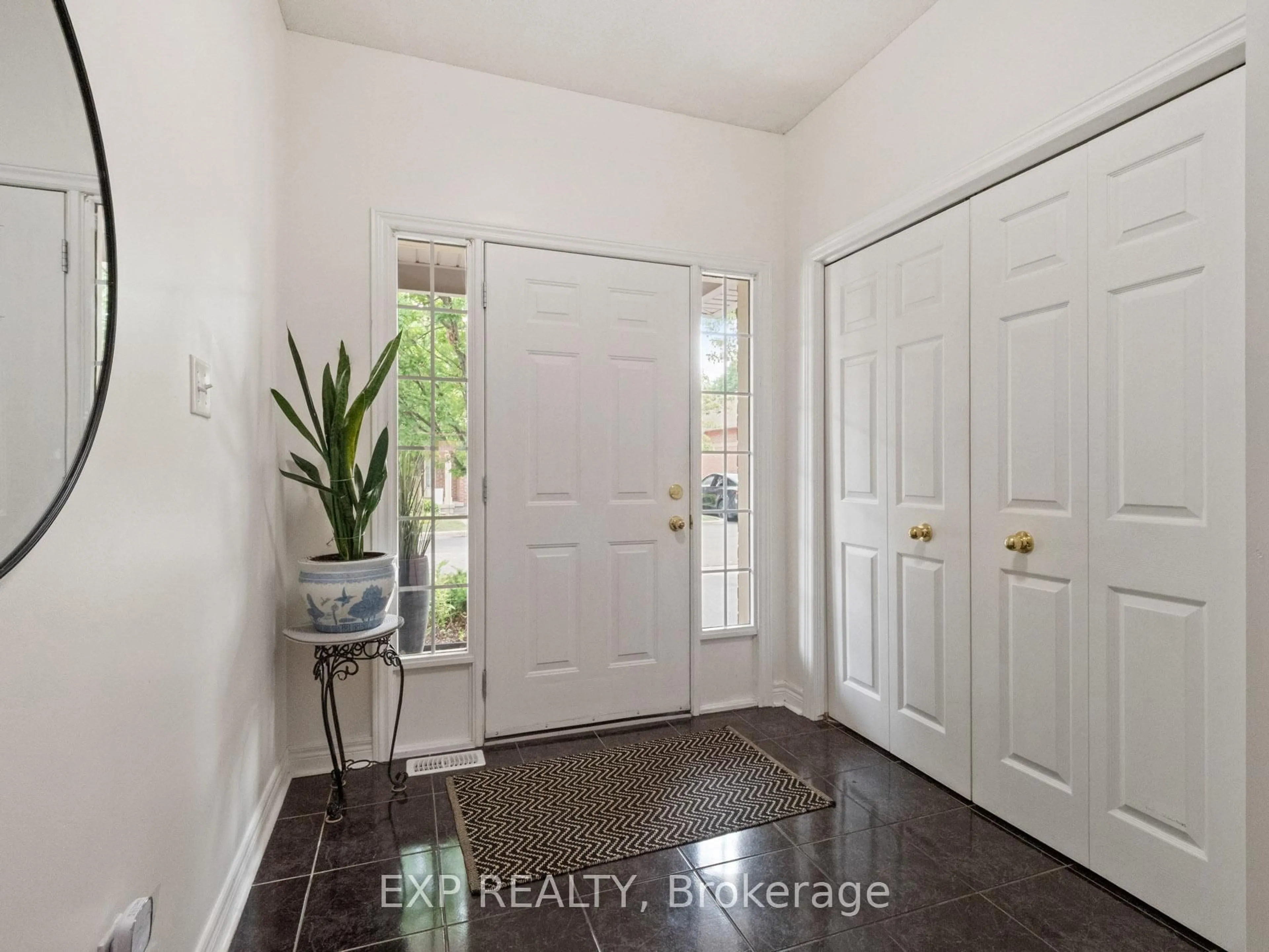 Indoor entryway for 5595 Drummond Rd #4, Niagara Falls Ontario L2G 4L2