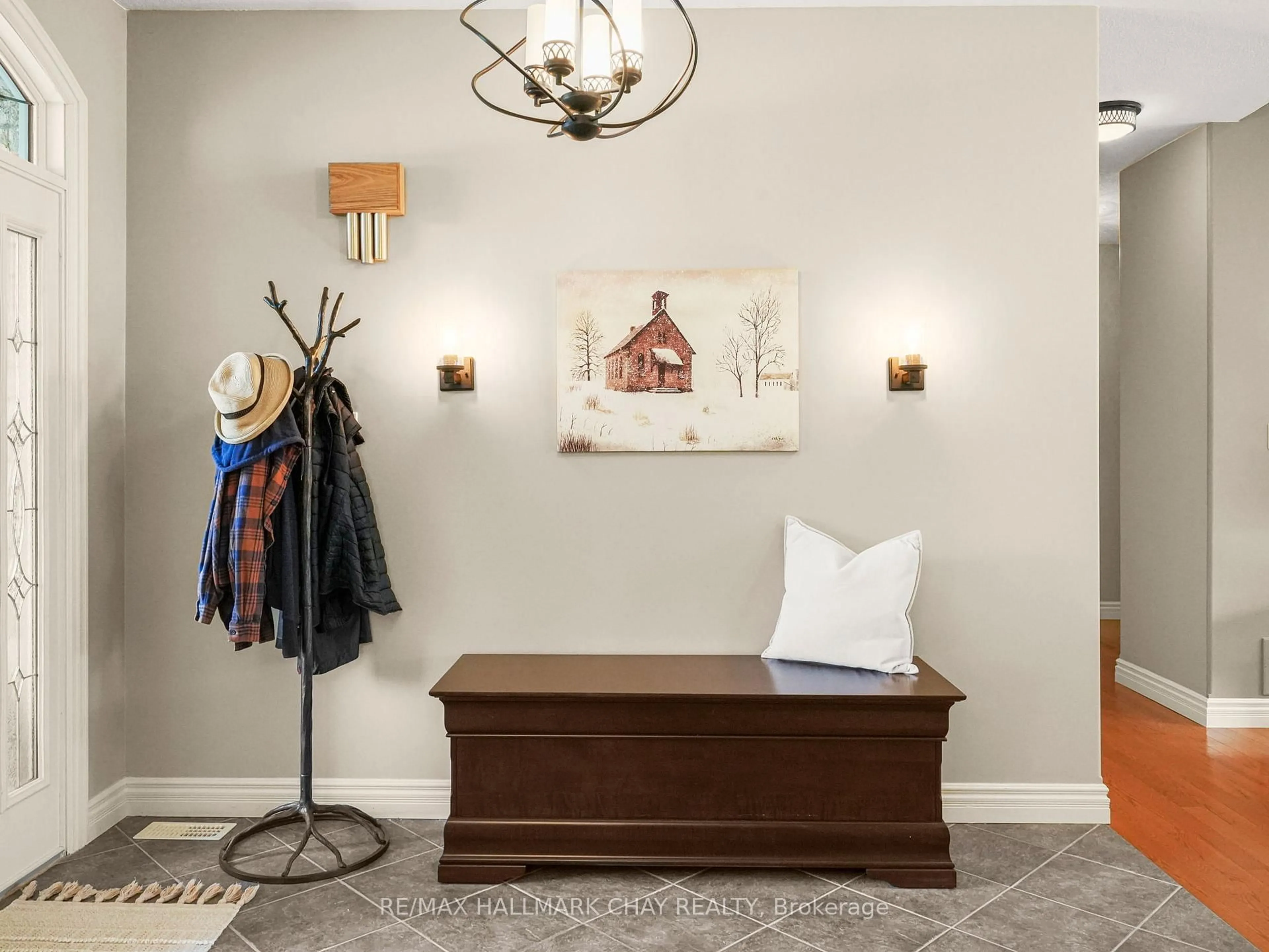 Indoor entryway for 7 Jeffery Dr, Mulmur Ontario L9V 3H7