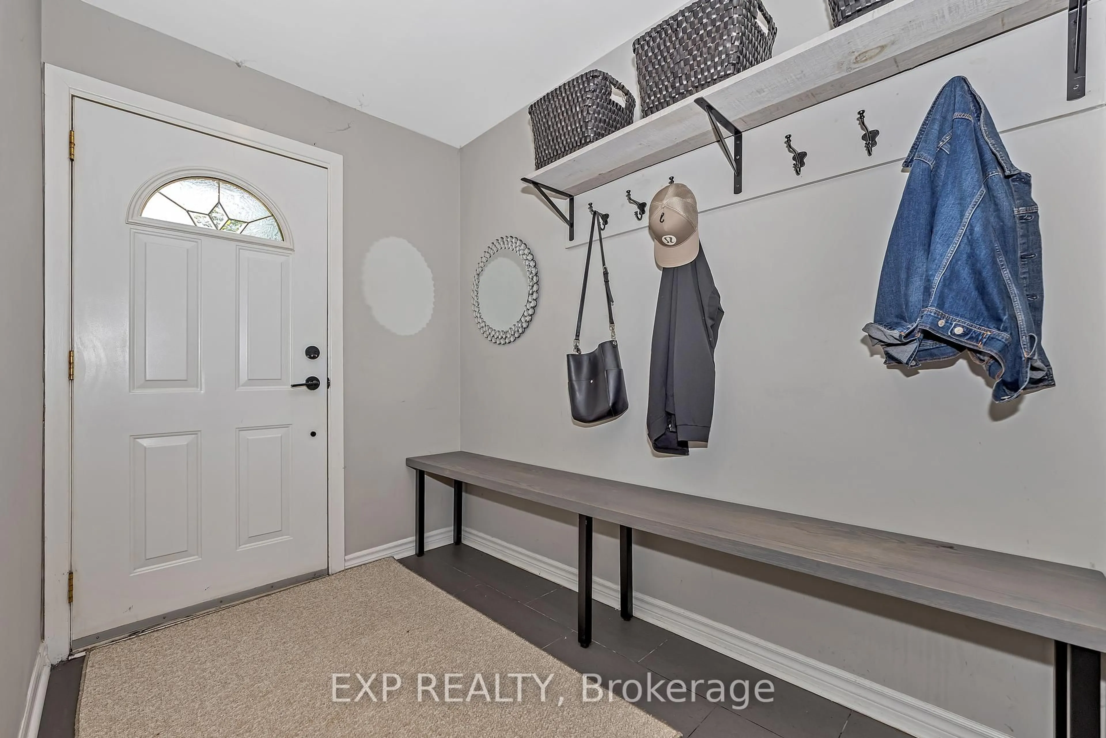 Indoor entryway for 936 Blythdale Rd, Ottawa Ontario K2A 3N6