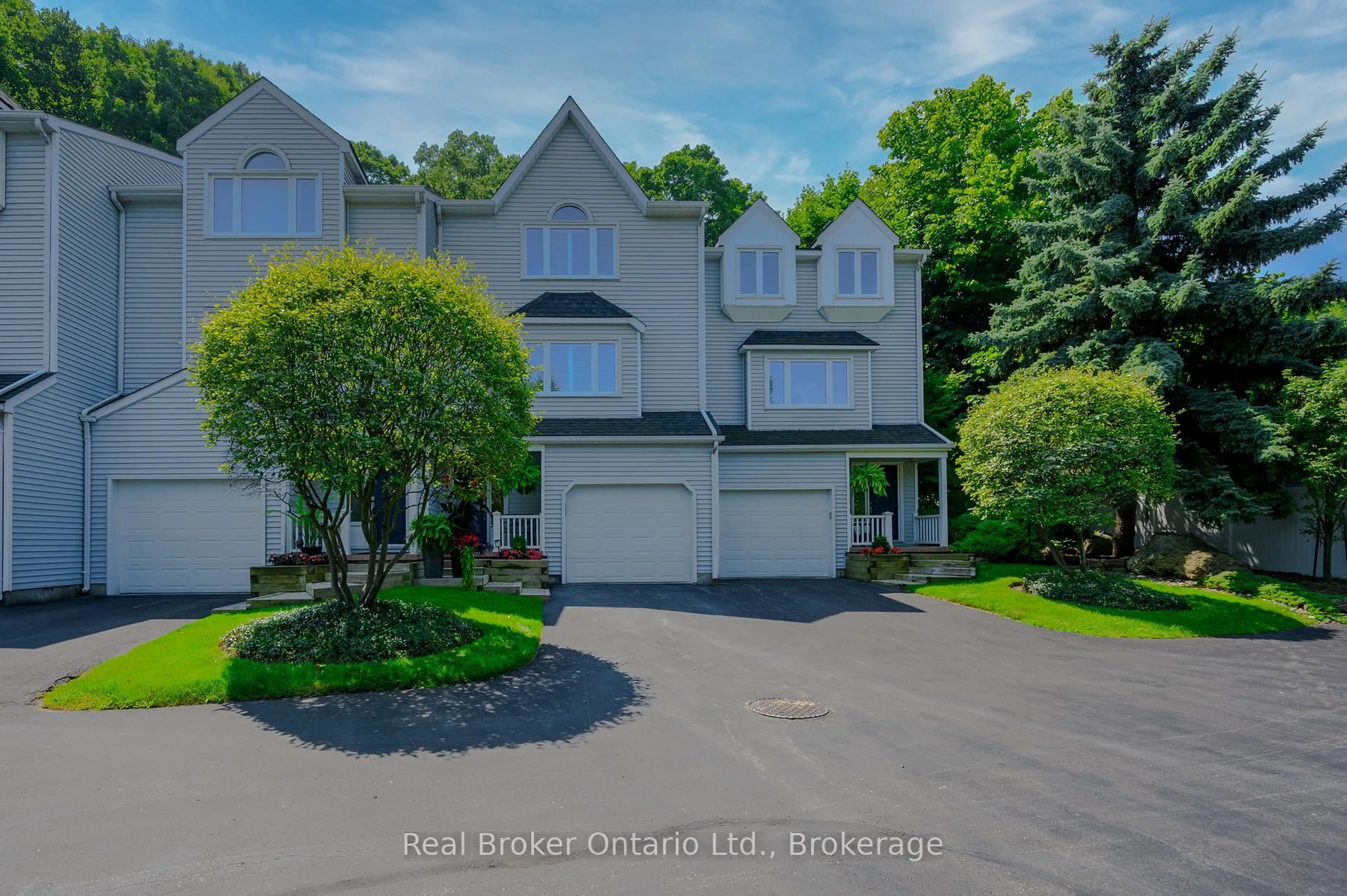 A pic from outside/outdoor area/front of a property/back of a property/a pic from drone, street for 177 Main St #8, Grimsby Ontario L3M 1S1