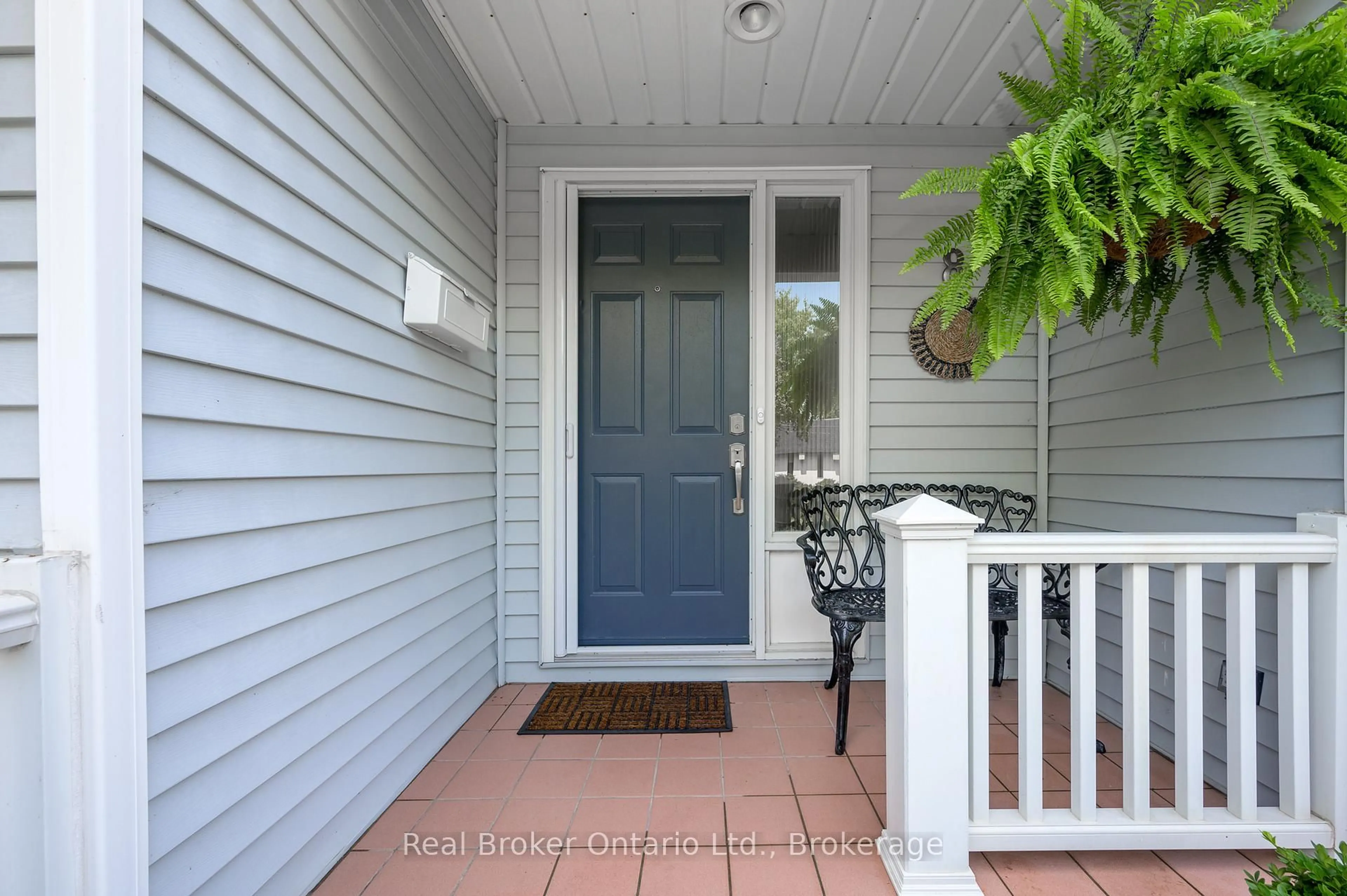 Indoor entryway for 177 Main St #8, Grimsby Ontario L3M 1S1