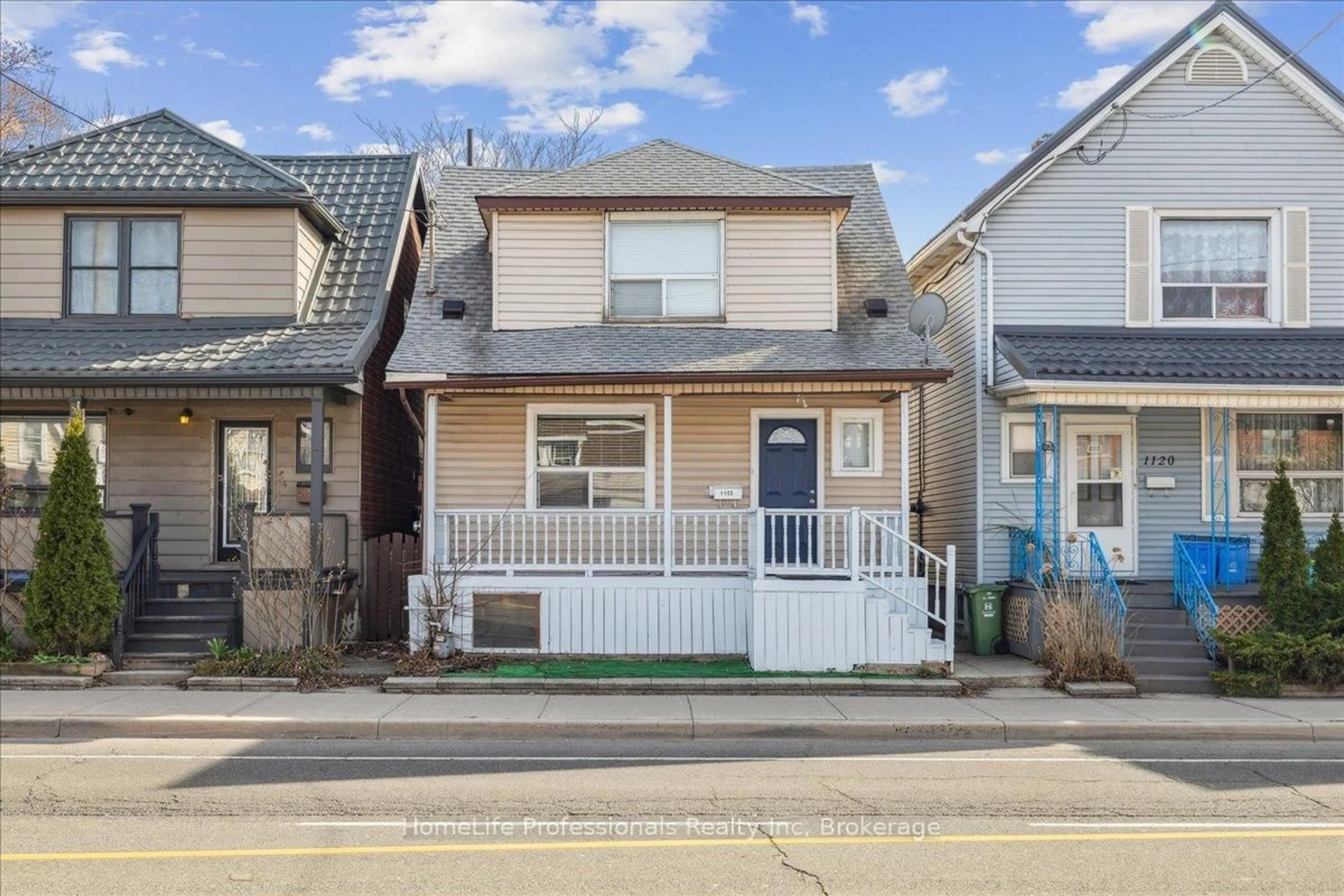 Home with vinyl exterior material, street for 1122 Cannon St, Hamilton Ontario L8L 2J8