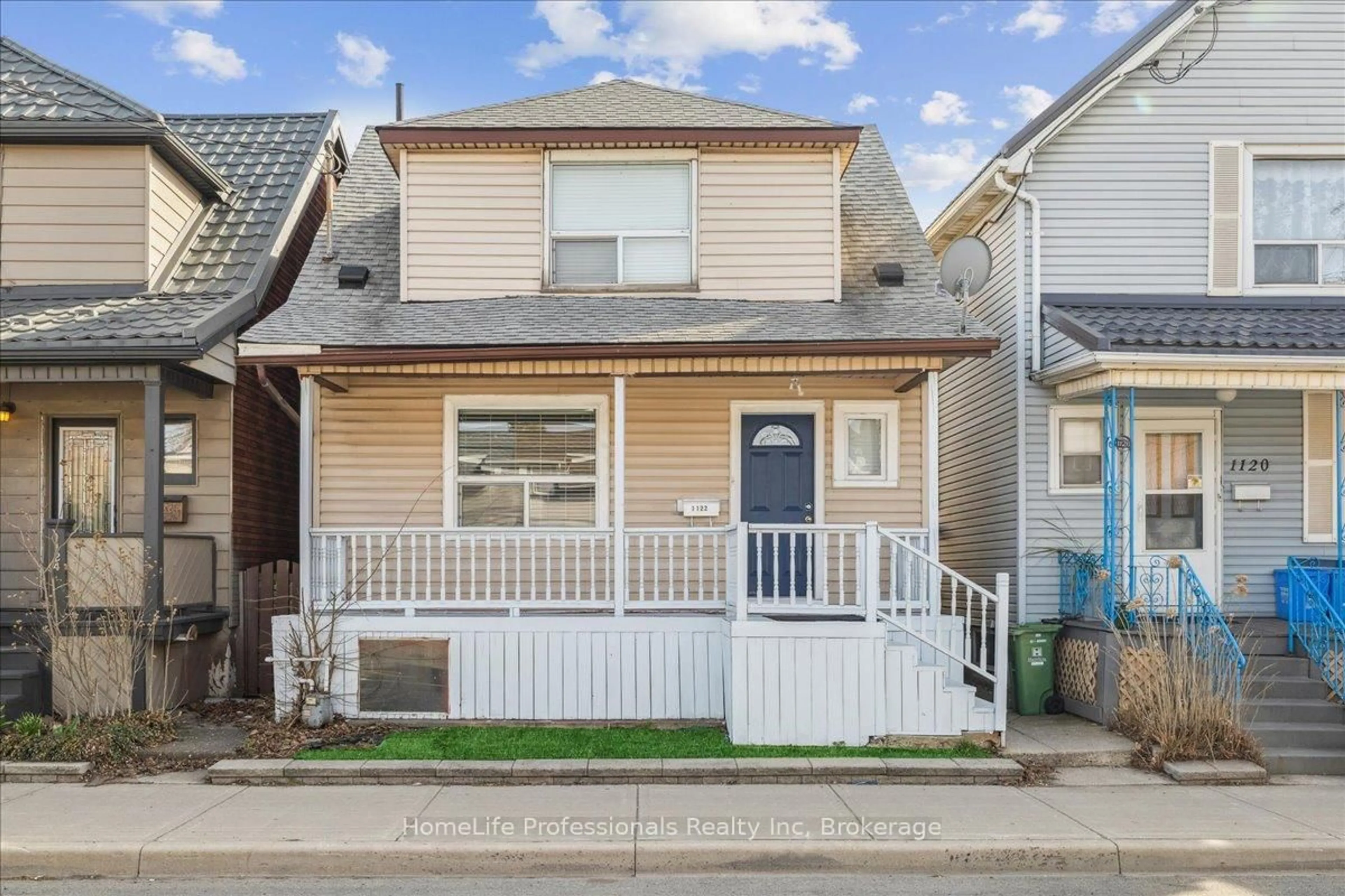 Home with vinyl exterior material, street for 1122 Cannon St, Hamilton Ontario L8L 2J8