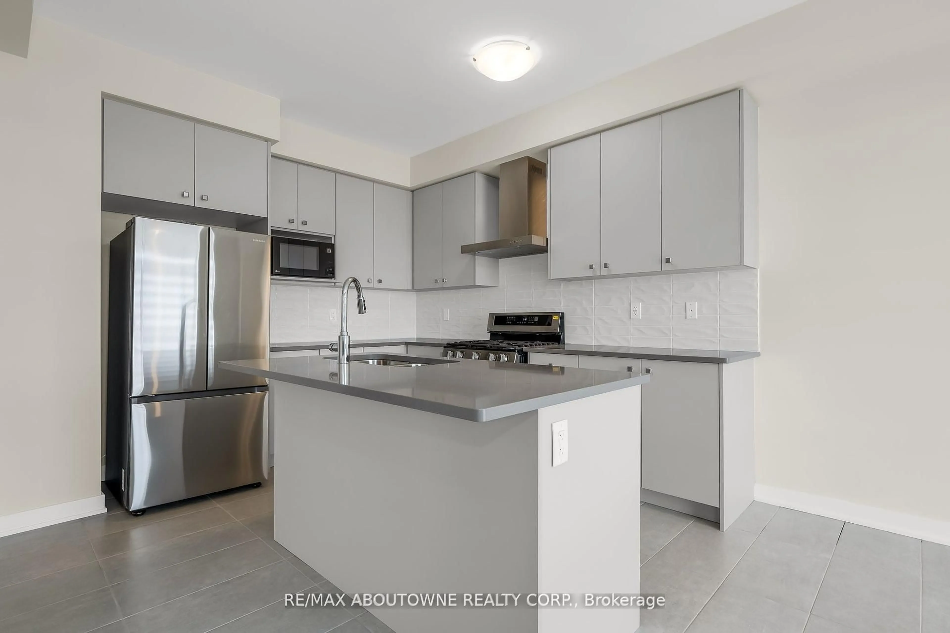 Standard kitchen, unknown for 69 Starboard Cres, Welland Ontario L3B 0M7