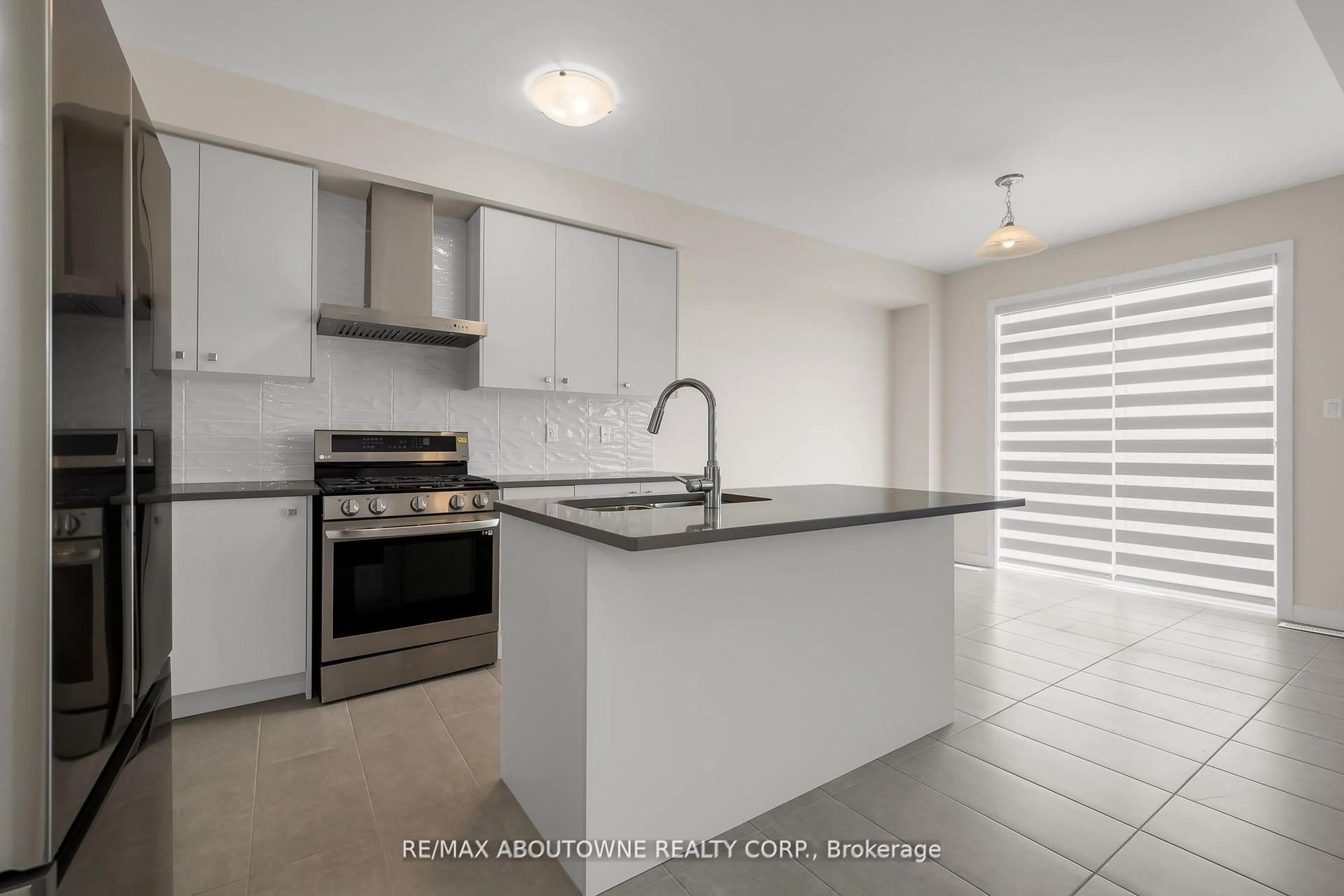 Standard kitchen, unknown for 69 Starboard Cres, Welland Ontario L3B 0M7