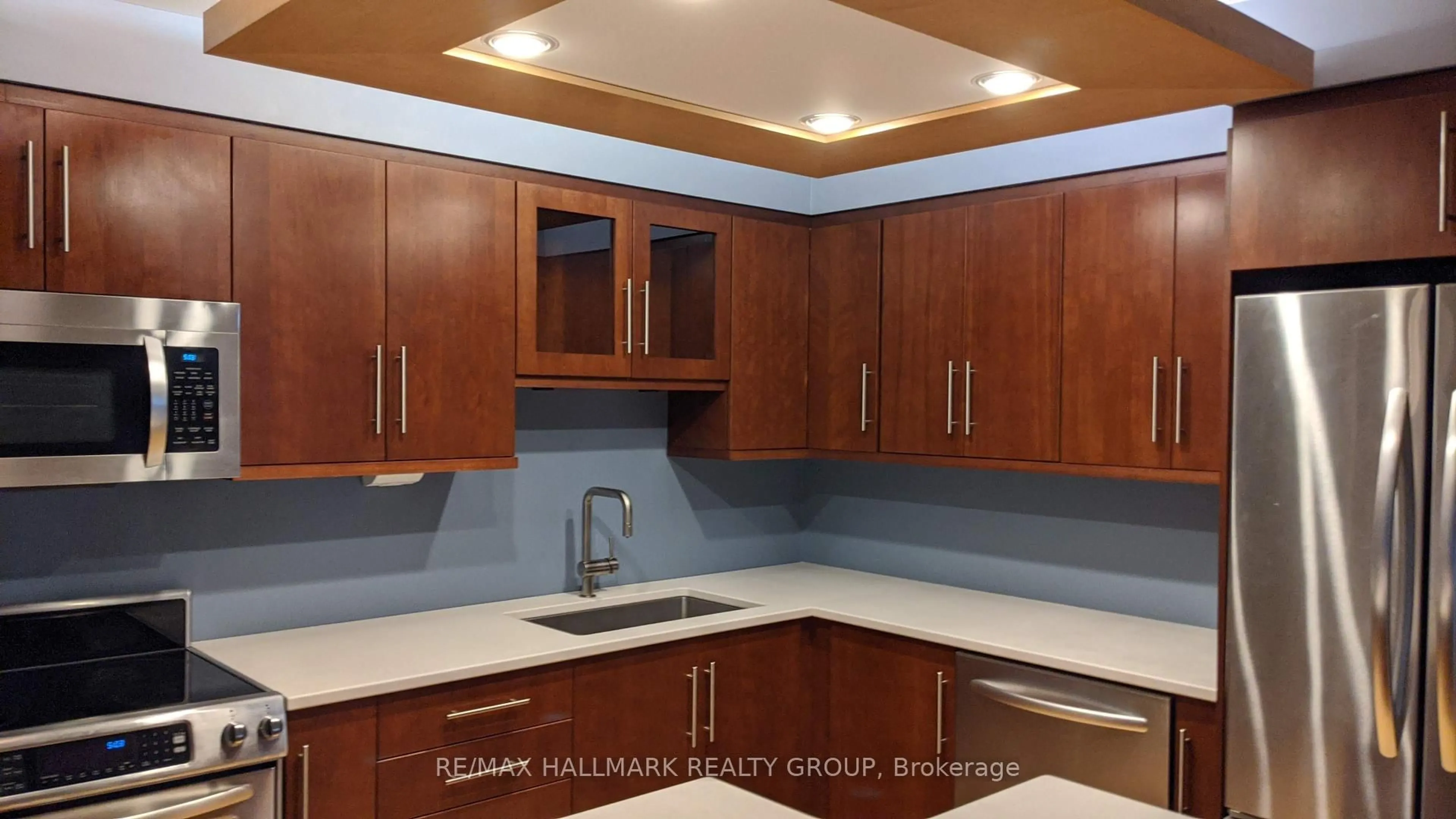 Standard kitchen, ceramic/tile floor for 200 Bay St #704, Ottawa Ontario K1R 7W8