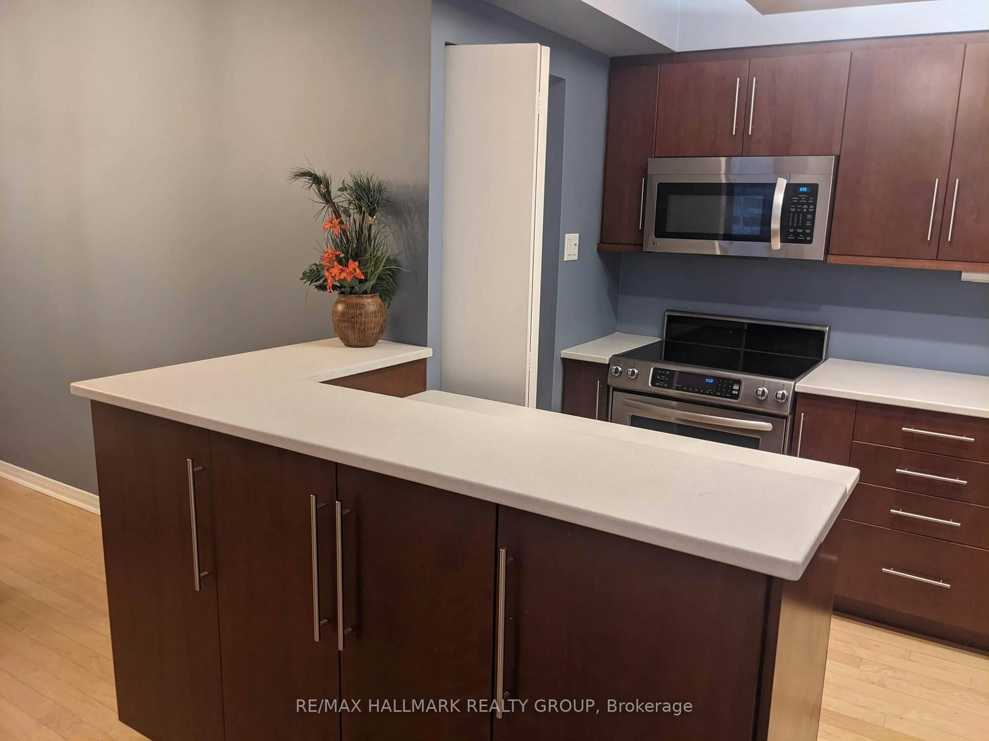 Unknown for 200 Bay St #704, Ottawa Ontario K1R 7W8