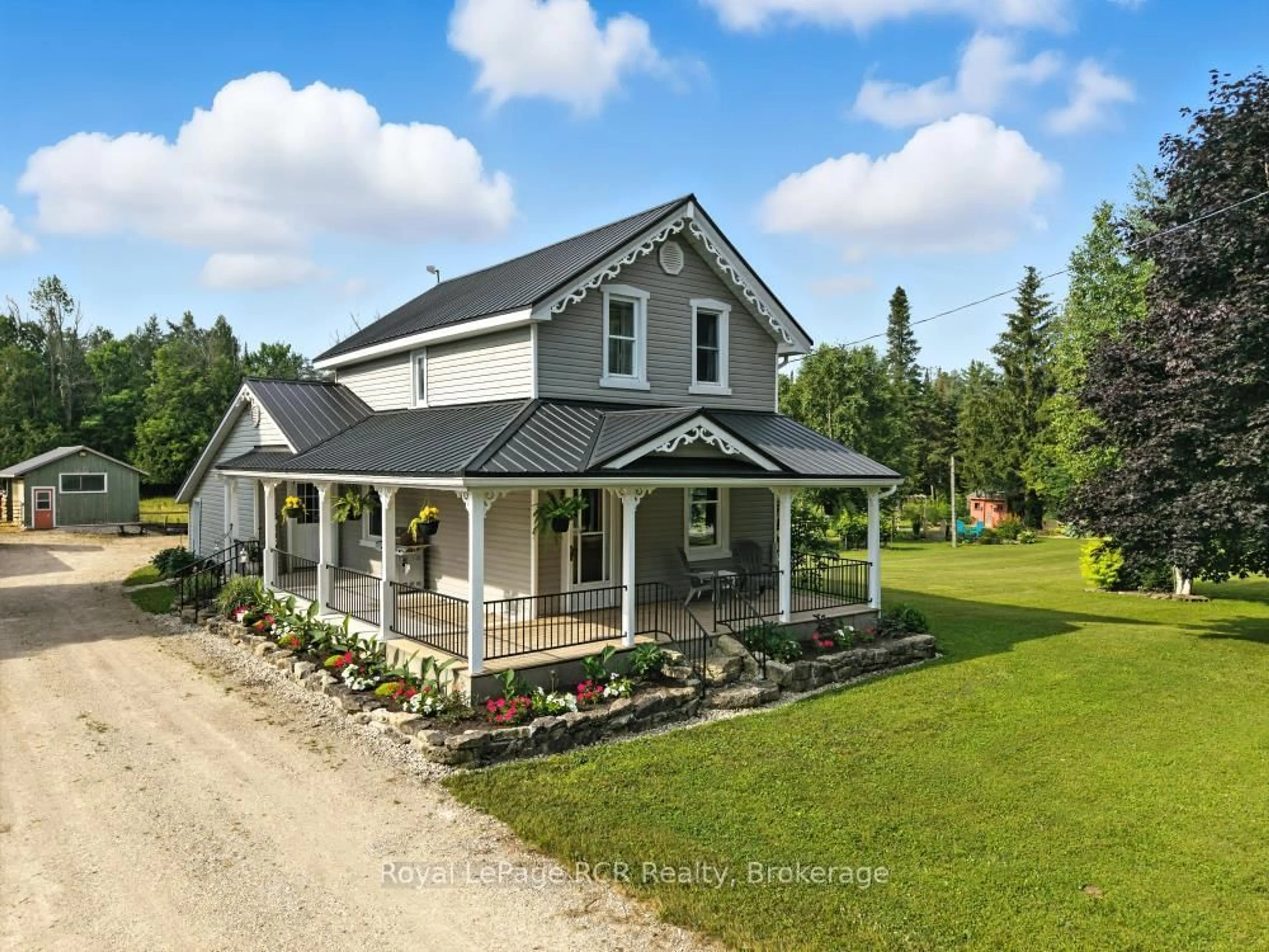Home with vinyl exterior material, building for 45001 Lakelet Rd, Howick Ontario N0G 1M0