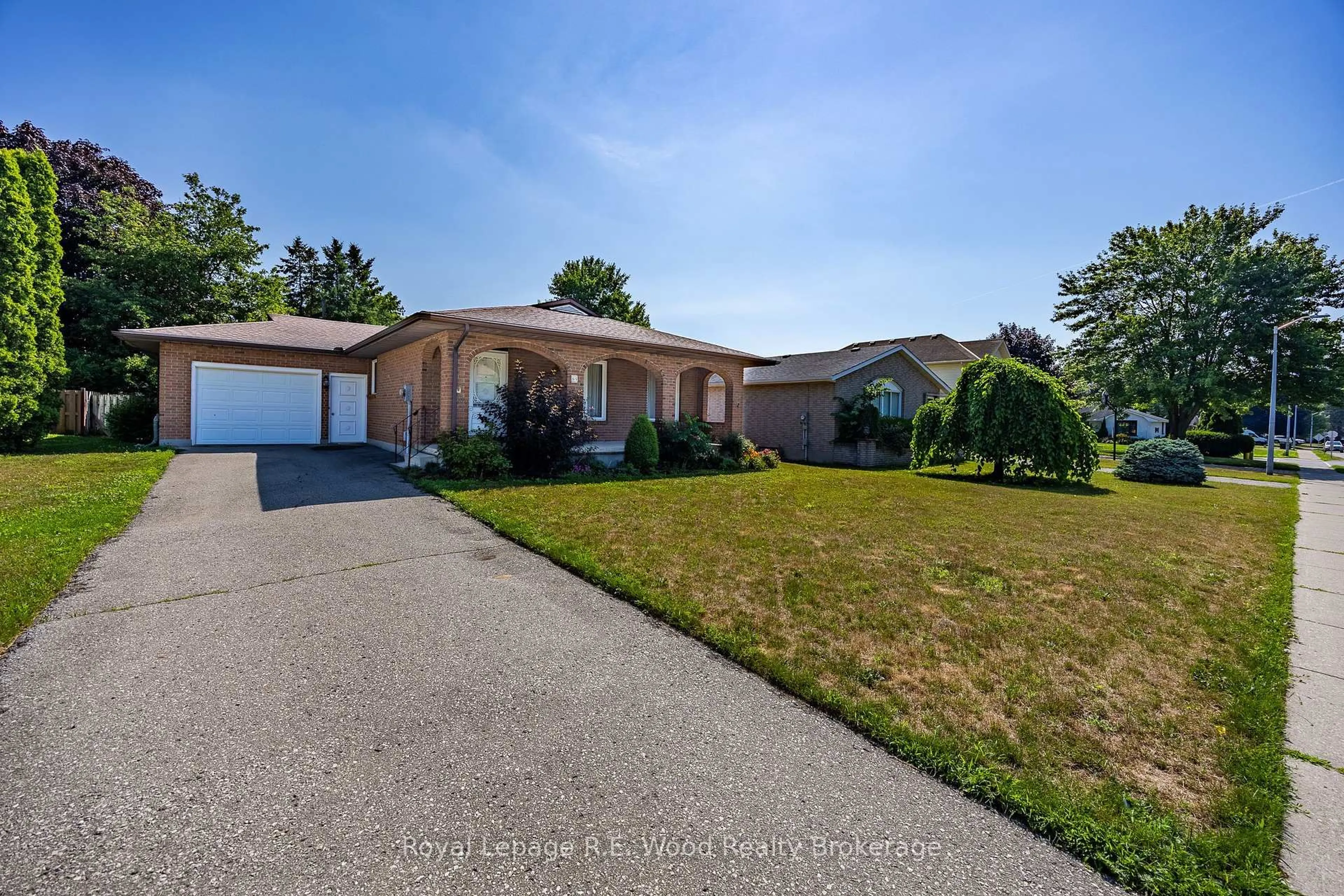 A pic from outside/outdoor area/front of a property/back of a property/a pic from drone, street for 69 Allen St, Tillsonburg Ontario N4G 4V8