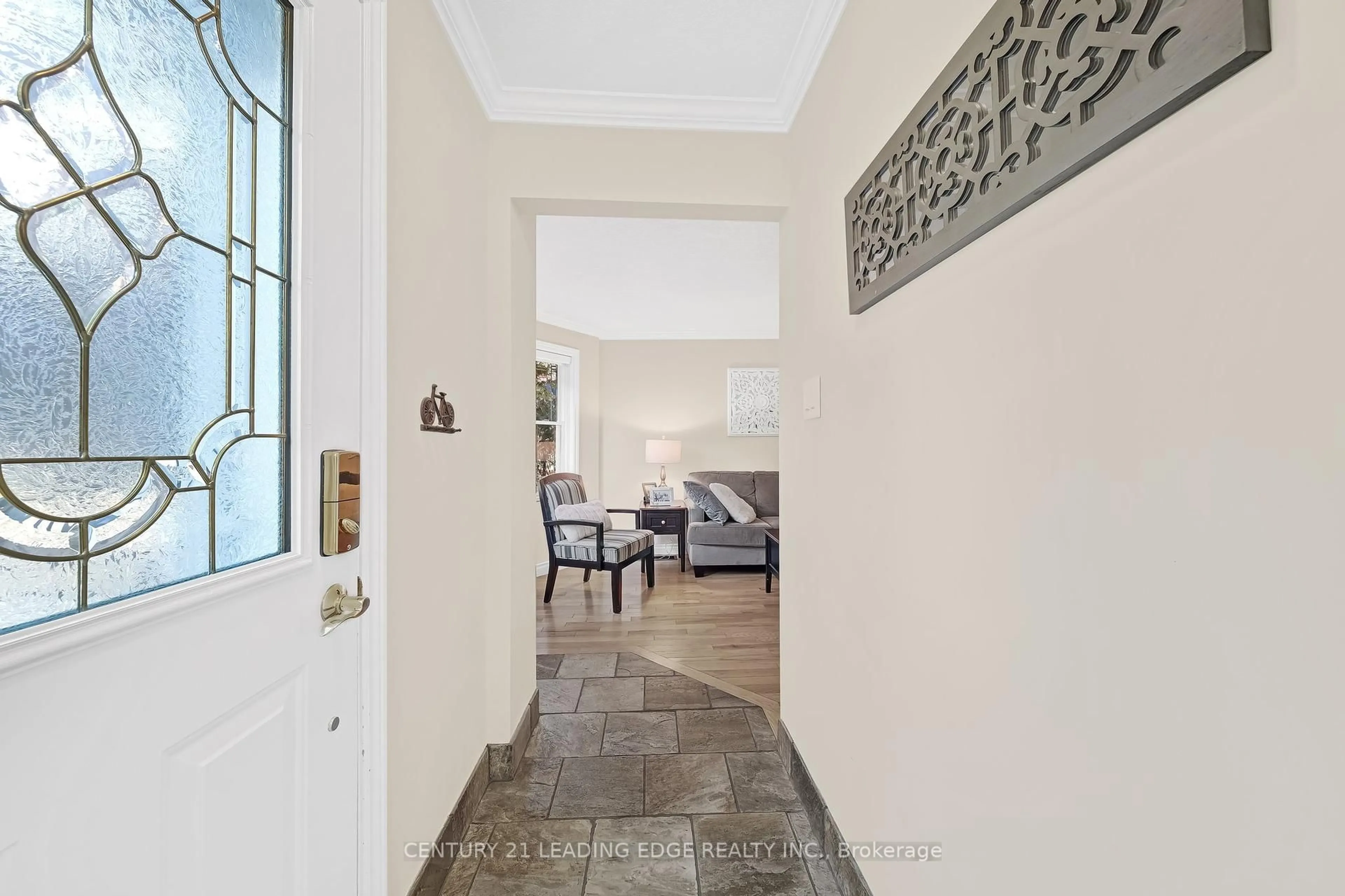 Indoor entryway for 215 Wexford Ave, Hamilton Ontario L8K 2P1