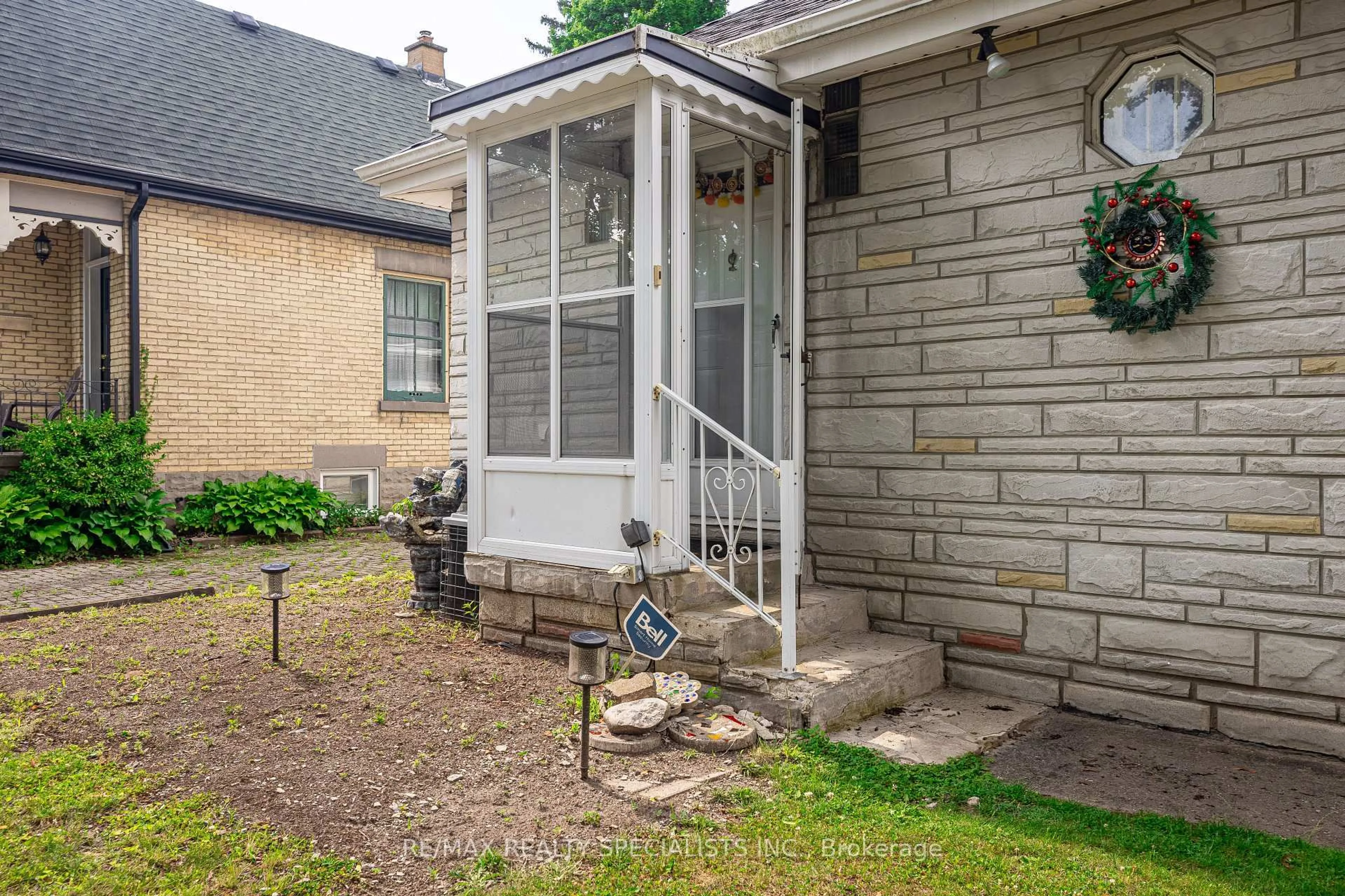 Patio, street for 1374 Wilton Ave, London East Ontario N5W 2H6