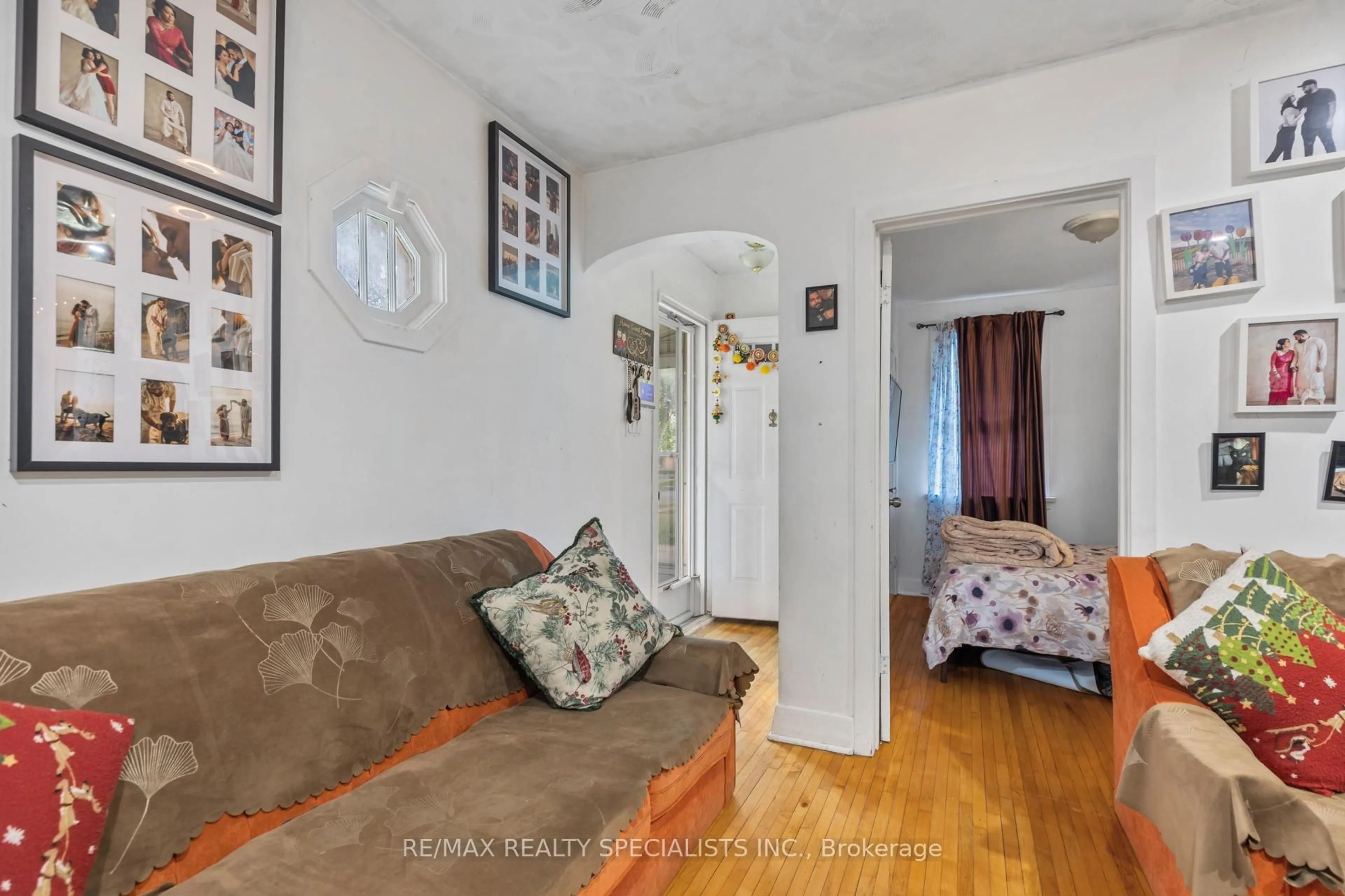 Living room with furniture, unknown for 1374 Wilton Ave, London East Ontario N5W 2H6