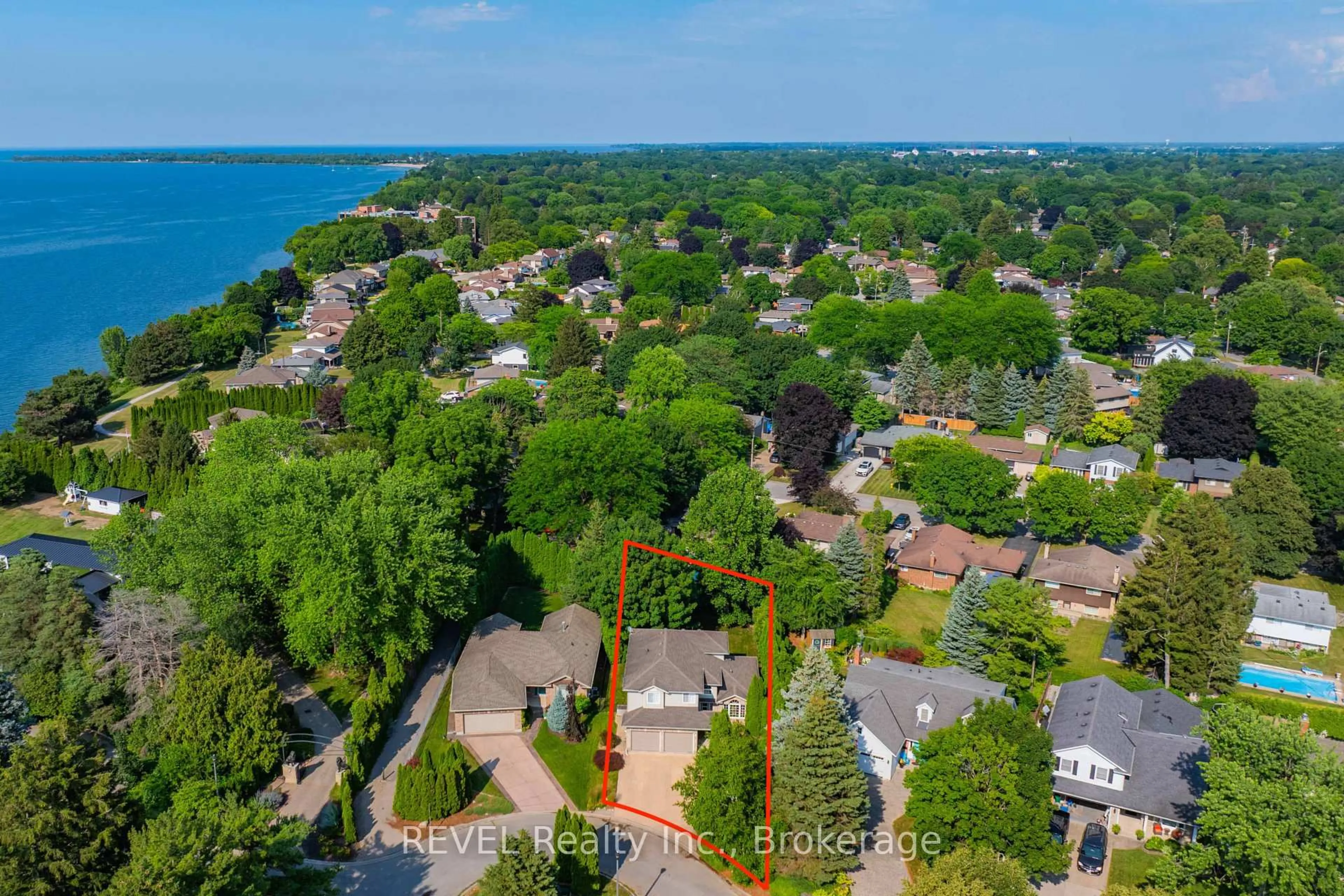 A pic from outside/outdoor area/front of a property/back of a property/a pic from drone, water/lake/river/ocean view for 80 October Dr, St. Catharines Ontario L2N 6J6