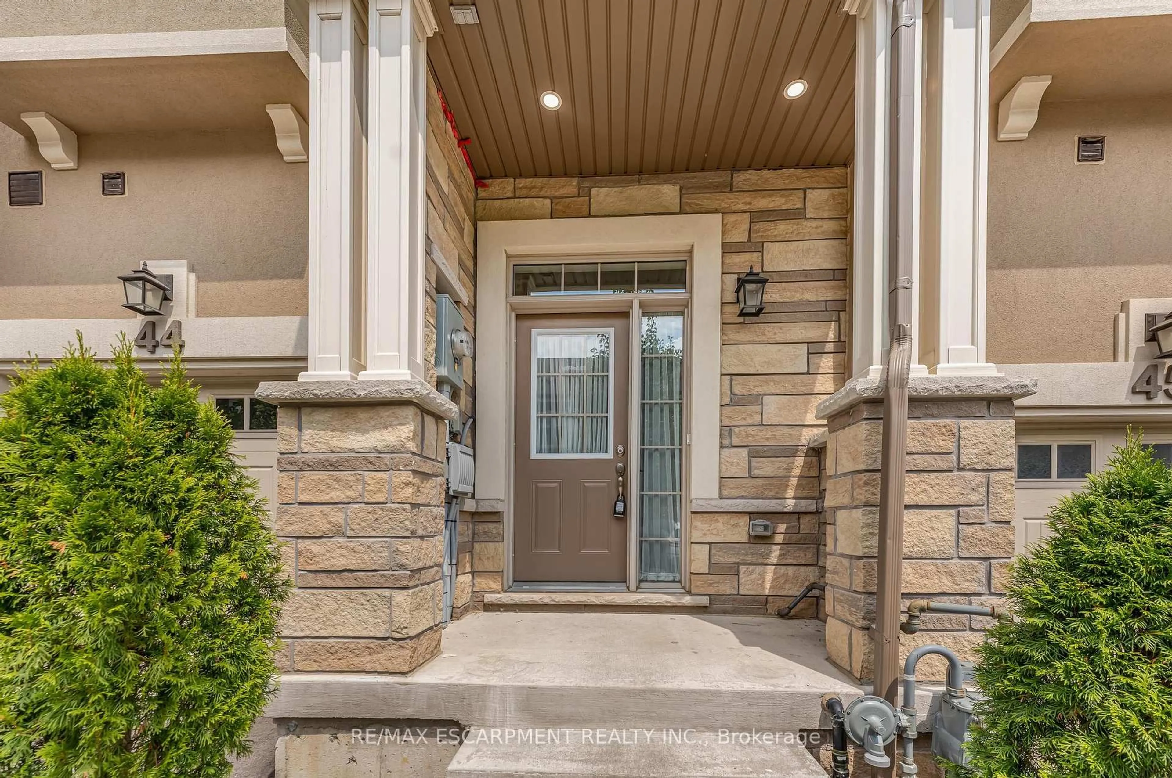 Indoor entryway for 515 Garner Rd #44, Hamilton Ontario L9G 0H5