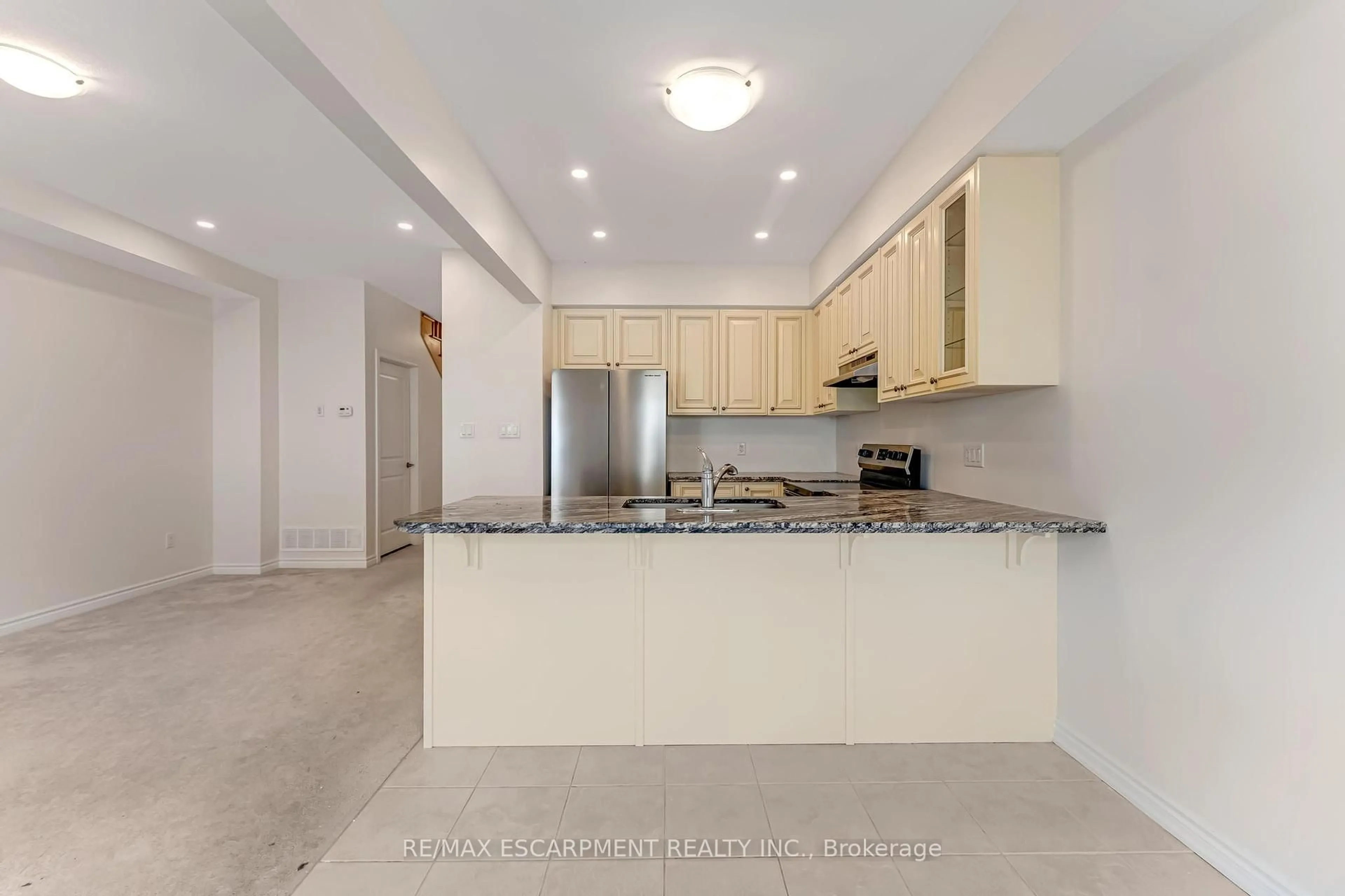 Open concept kitchen, ceramic/tile floor for 515 Garner Rd #44, Hamilton Ontario L9G 0H5