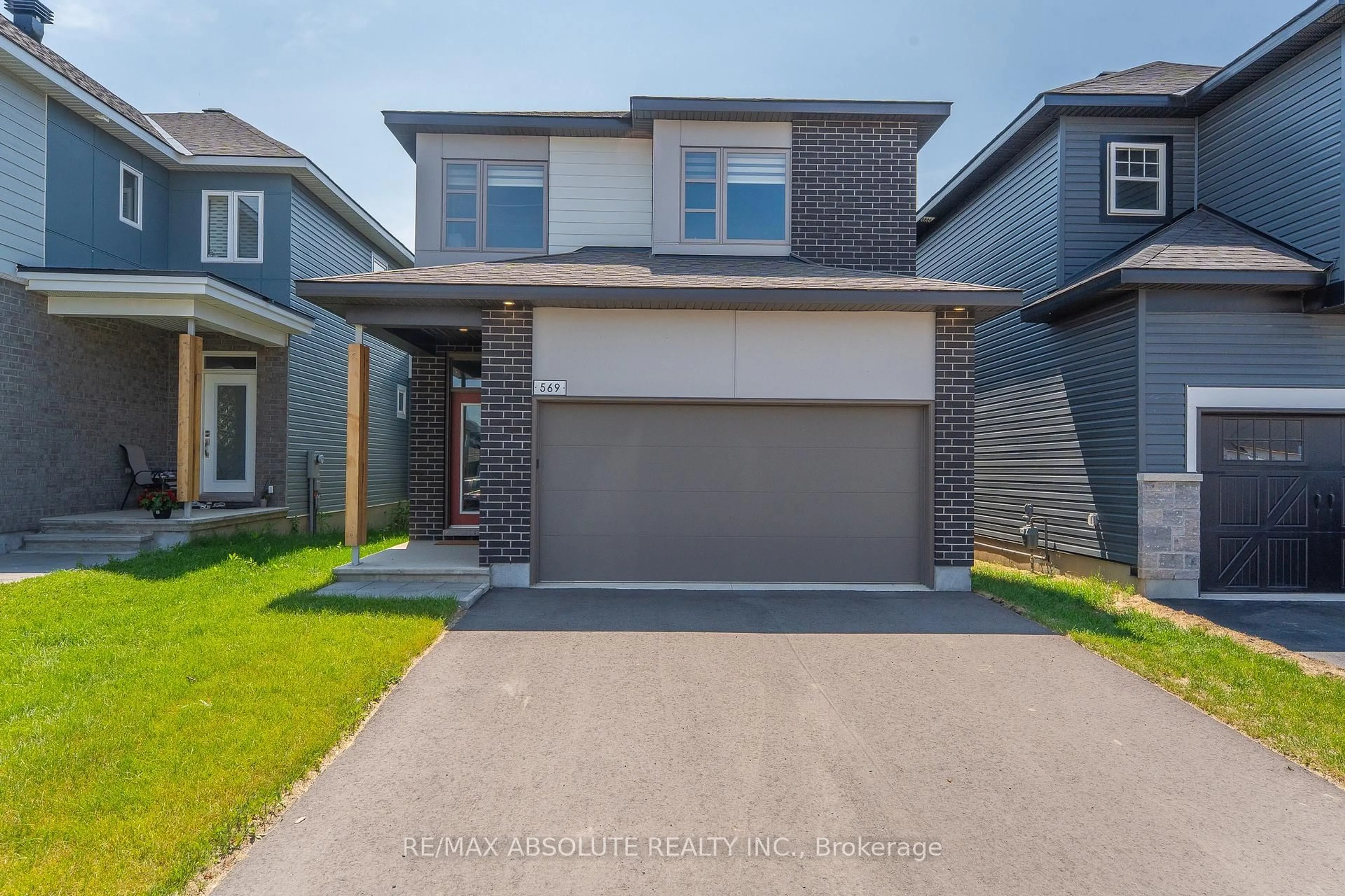 Home with brick exterior material, street for 569 Paakanaak Ave, Gloucester Ontario K1X 0H3