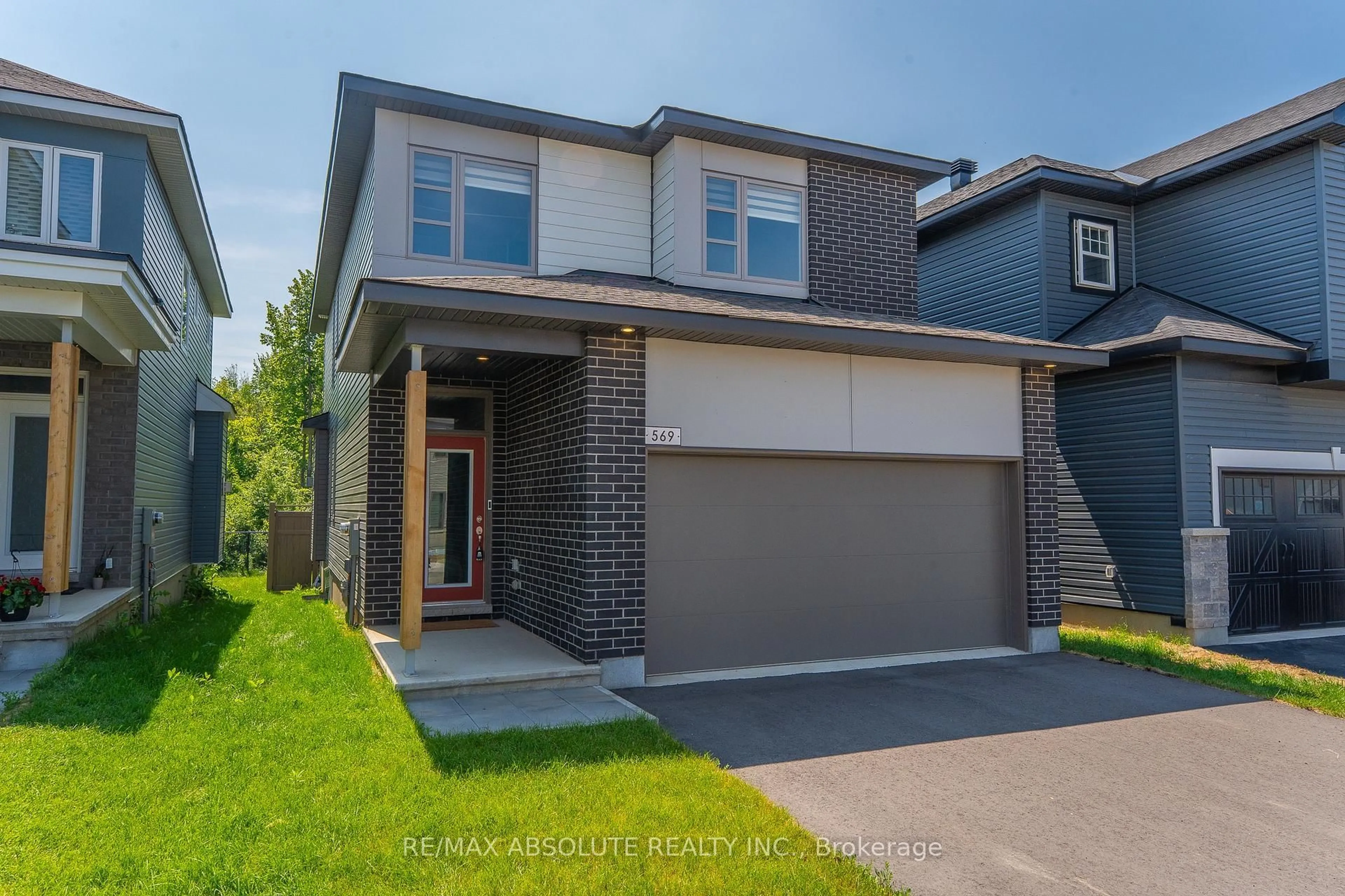Home with brick exterior material, street for 569 Paakanaak Ave, Gloucester Ontario K1X 0H3