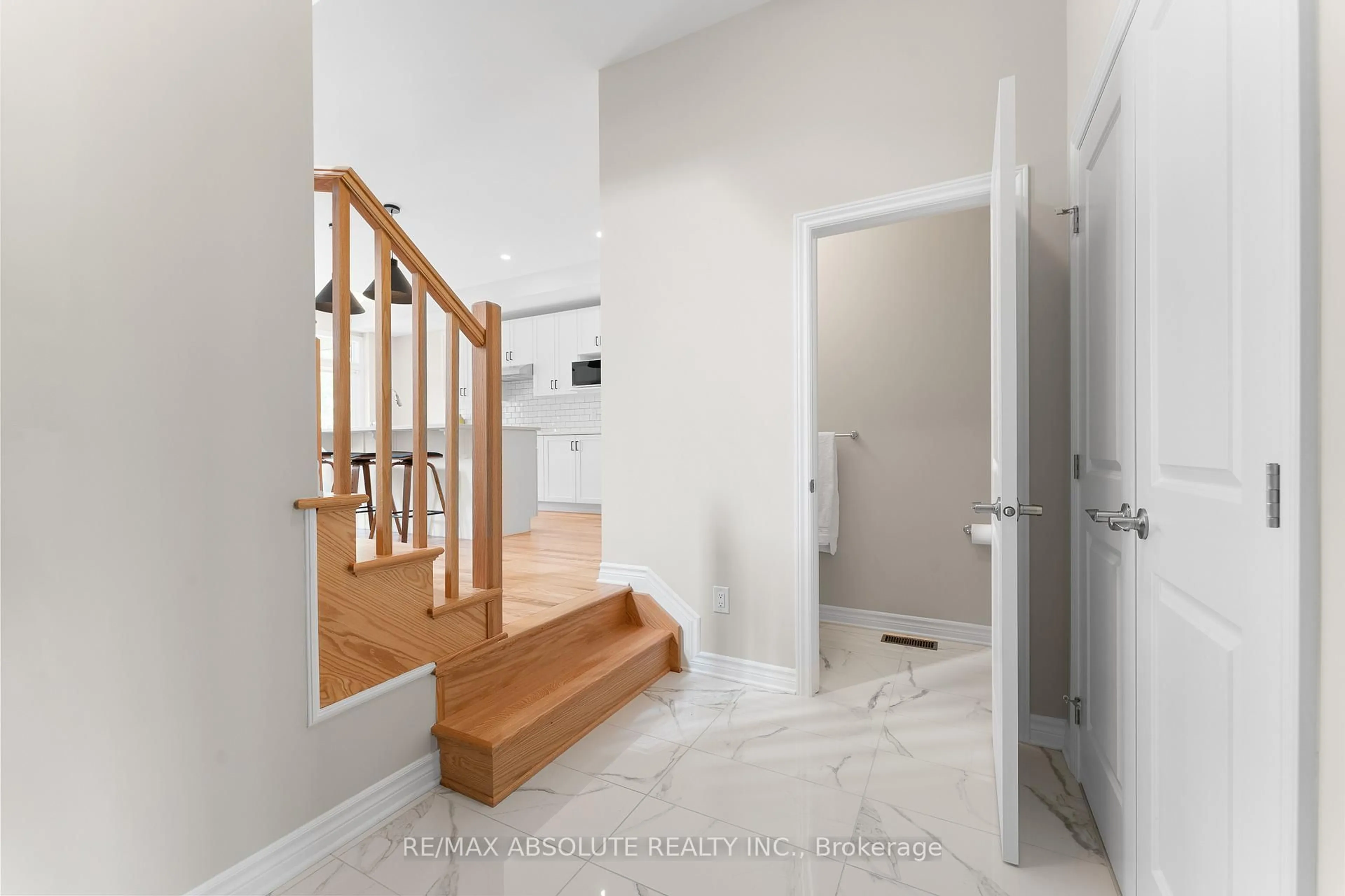 Indoor foyer for 569 Paakanaak Ave, Gloucester Ontario K1X 0H3