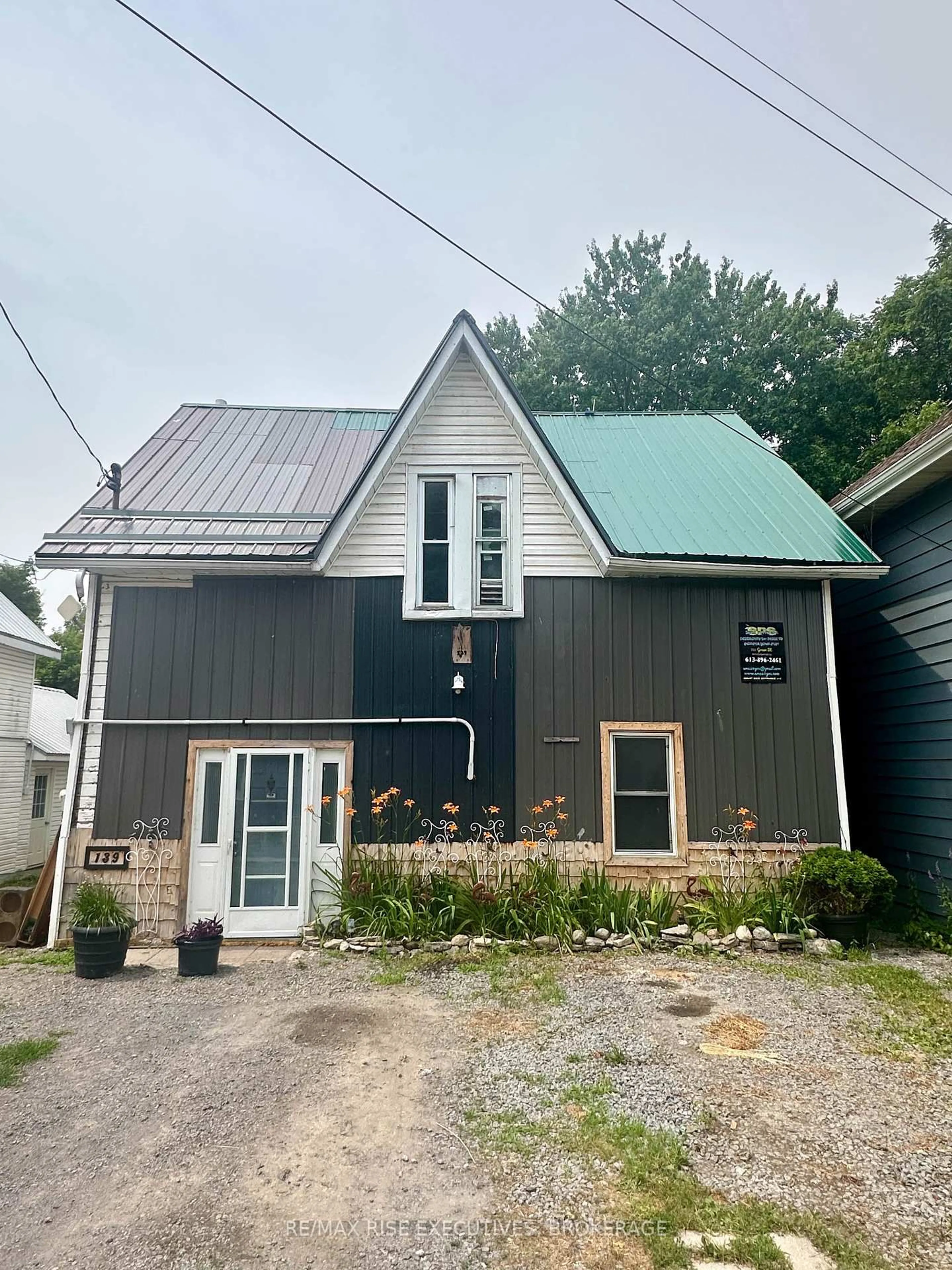 Home with vinyl exterior material, building for 139 Green St, Deseronto Ontario K0K 1X0