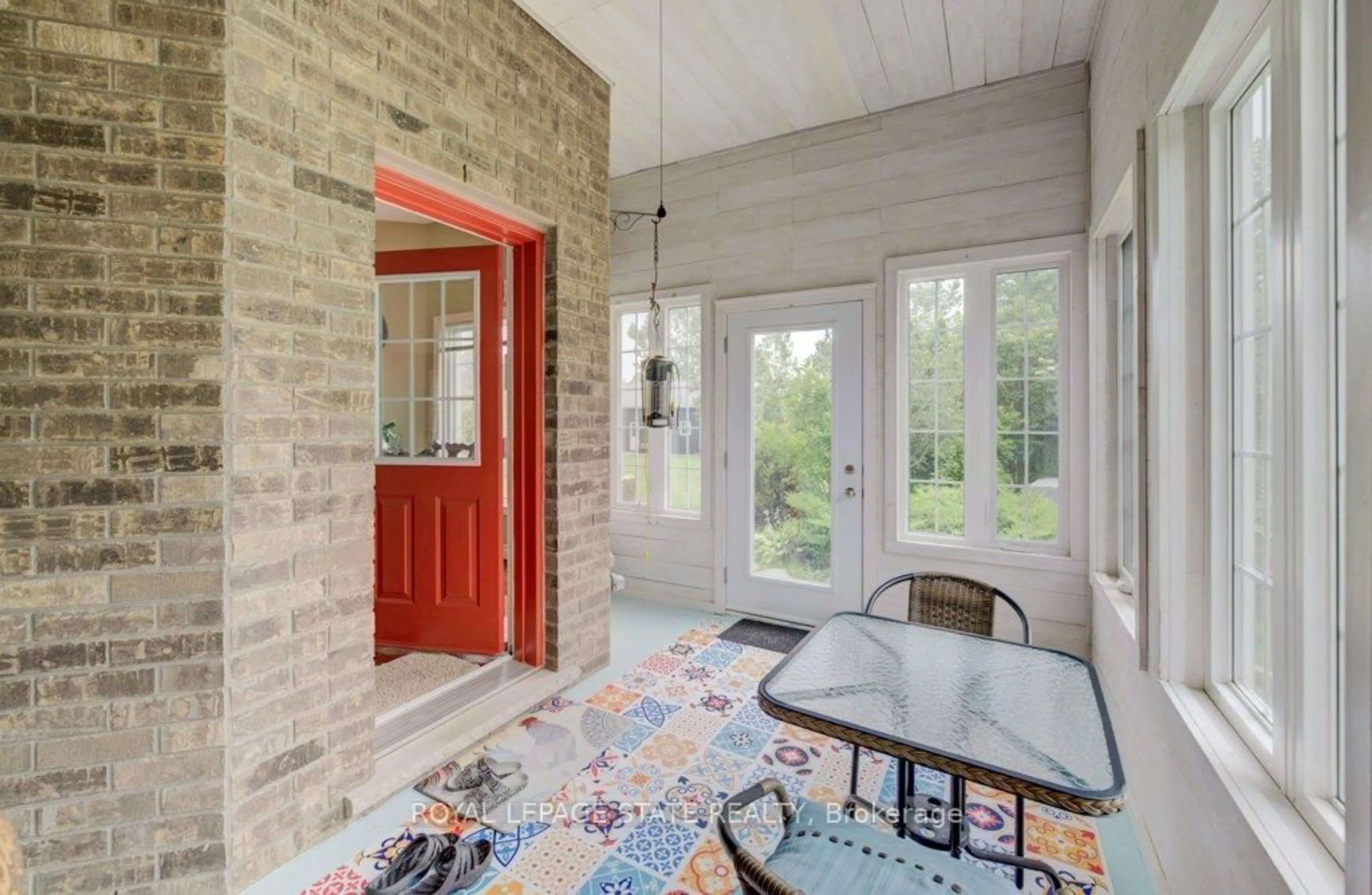 Indoor entryway for 1396 #54 Highway, Brant Ontario N3W 2G9