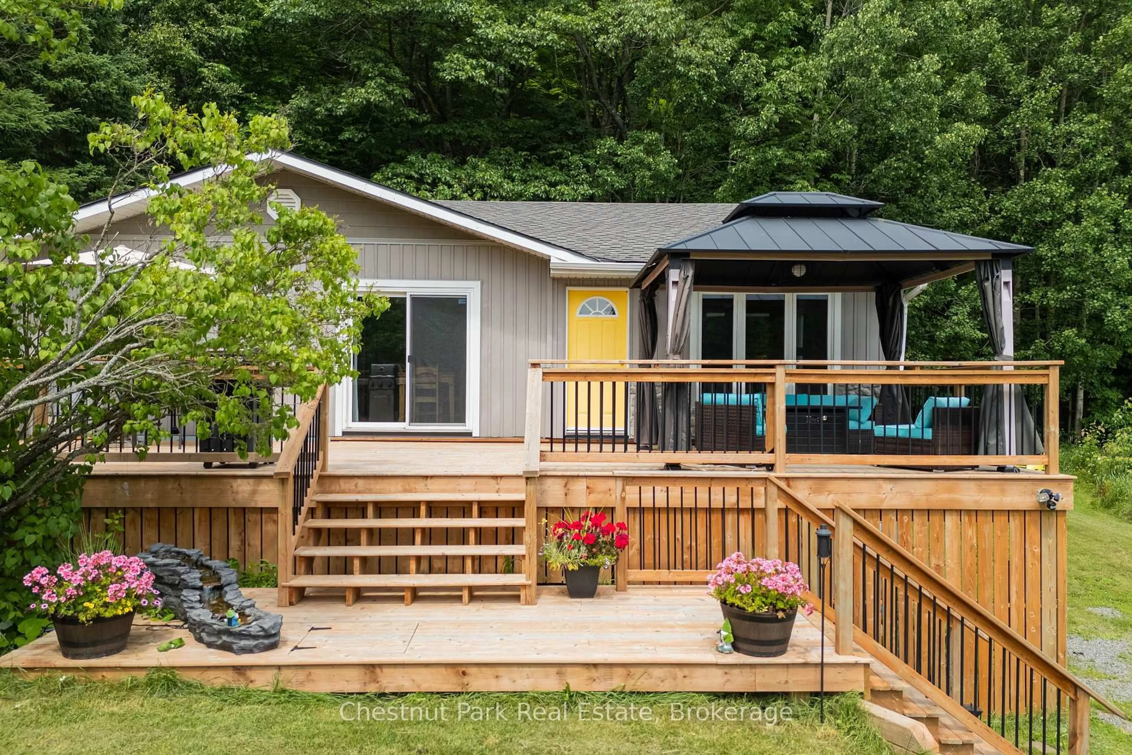 Home with vinyl exterior material, unknown for 1922 141 Highway, Muskoka Lakes Ontario P0B 1M0