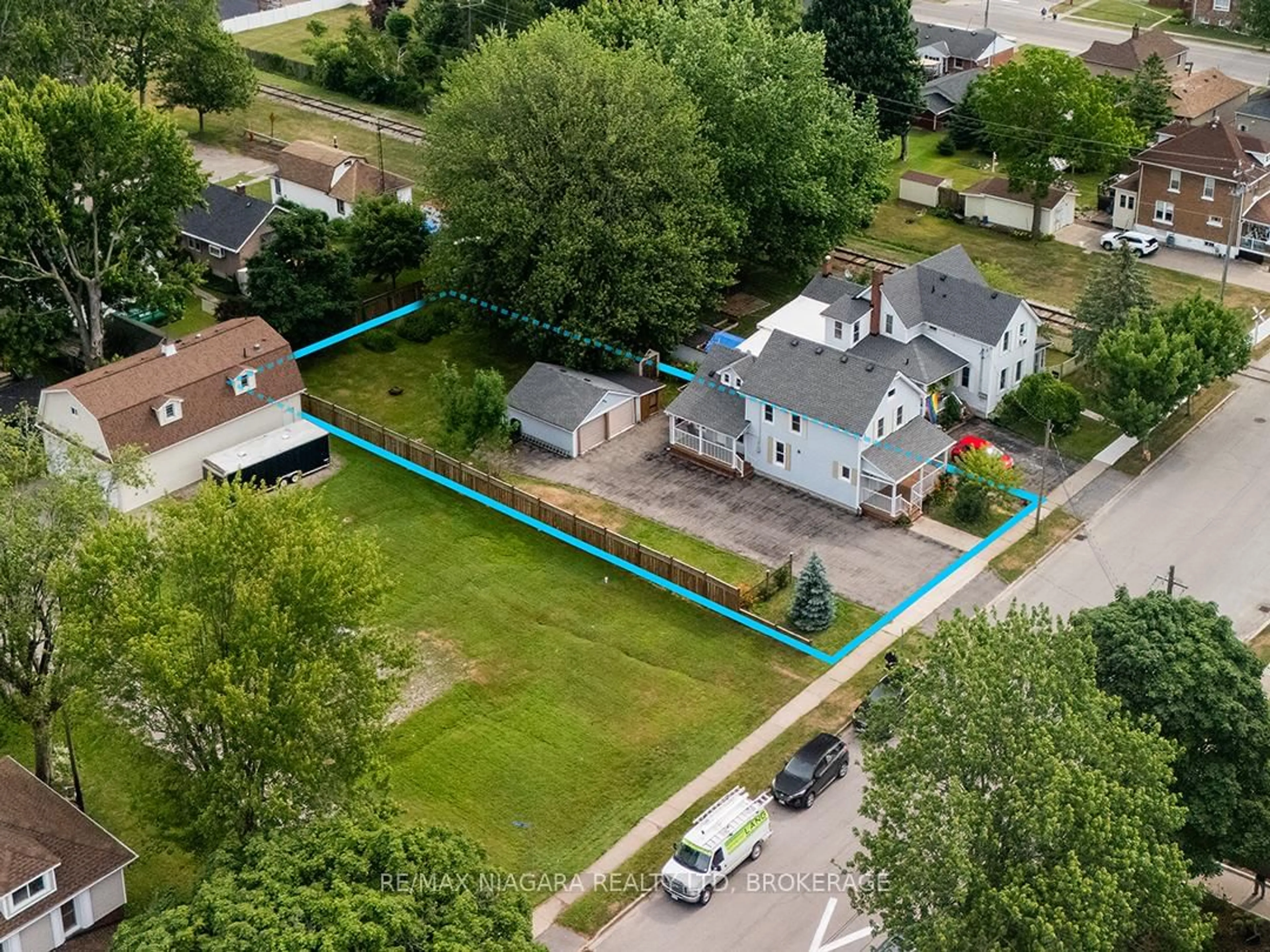 A pic from outside/outdoor area/front of a property/back of a property/a pic from drone, street for 173 Ash St, Port Colborne Ontario L3K 2W7