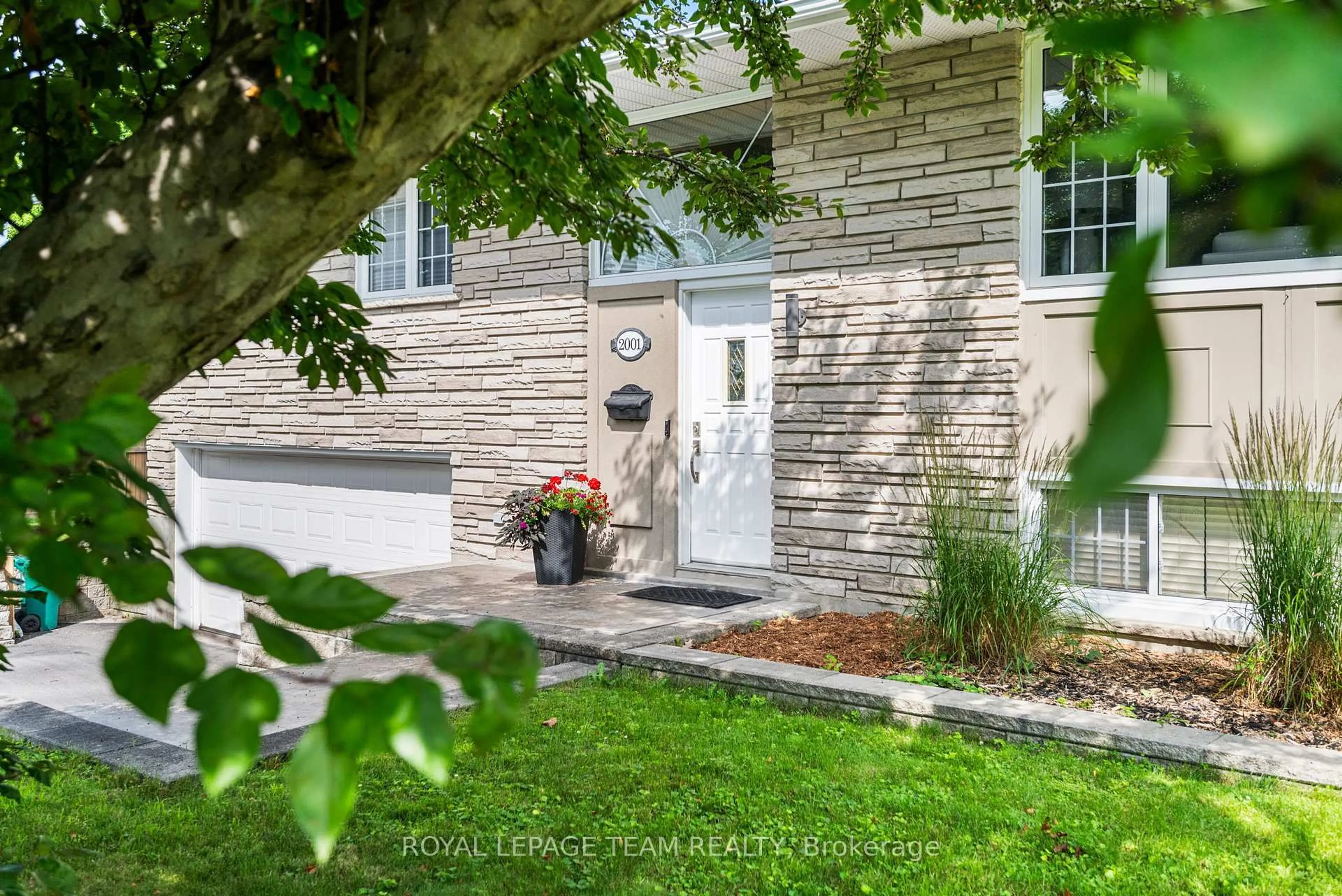 Indoor entryway for 2001 Bel-Air Dr, Ottawa Ontario K2C 0X1