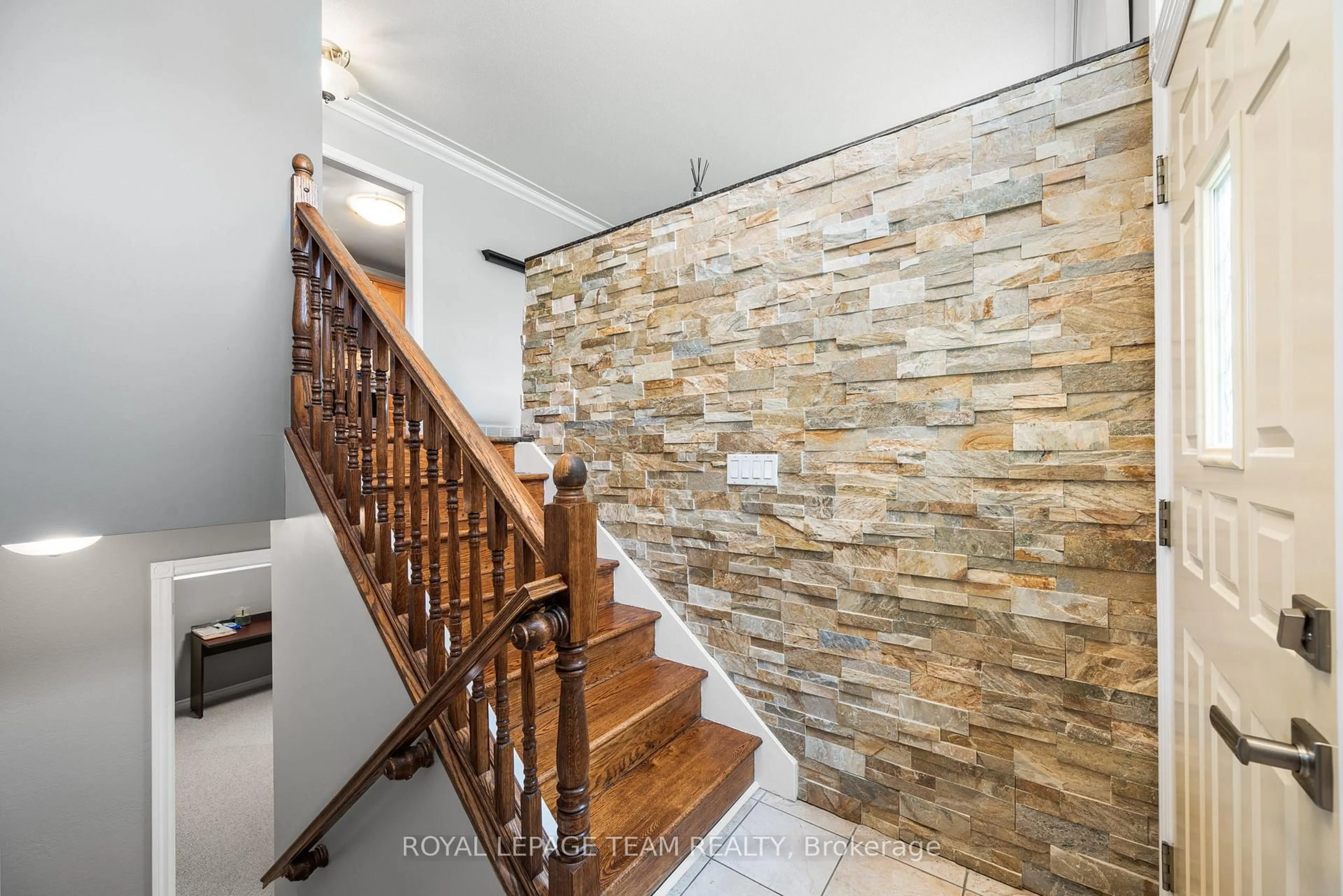 Stairs for 2001 Bel-Air Dr, Ottawa Ontario K2C 0X1