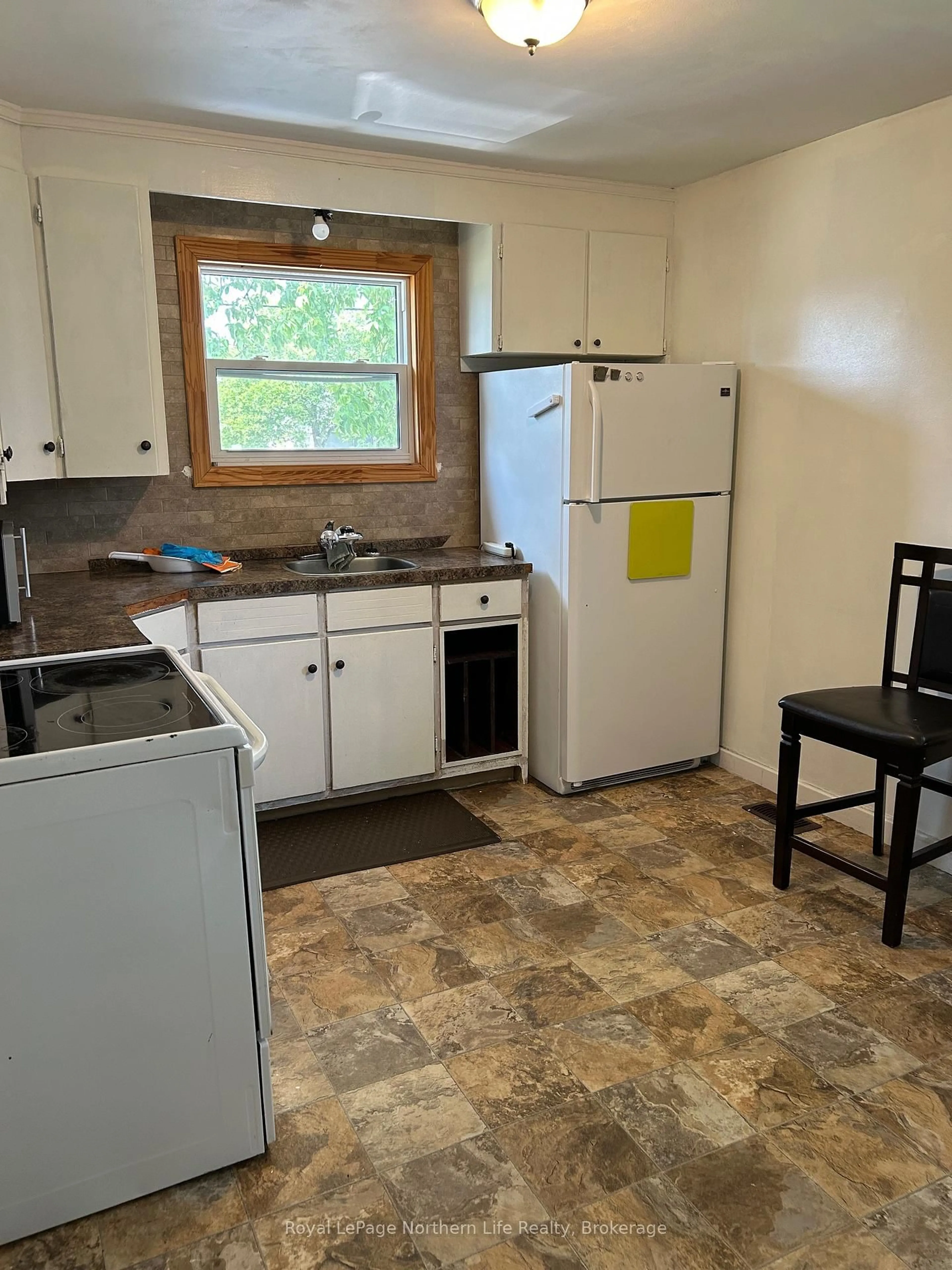 Standard kitchen, unknown for 686 O'Brien St, North Bay Ontario P1B 5W6