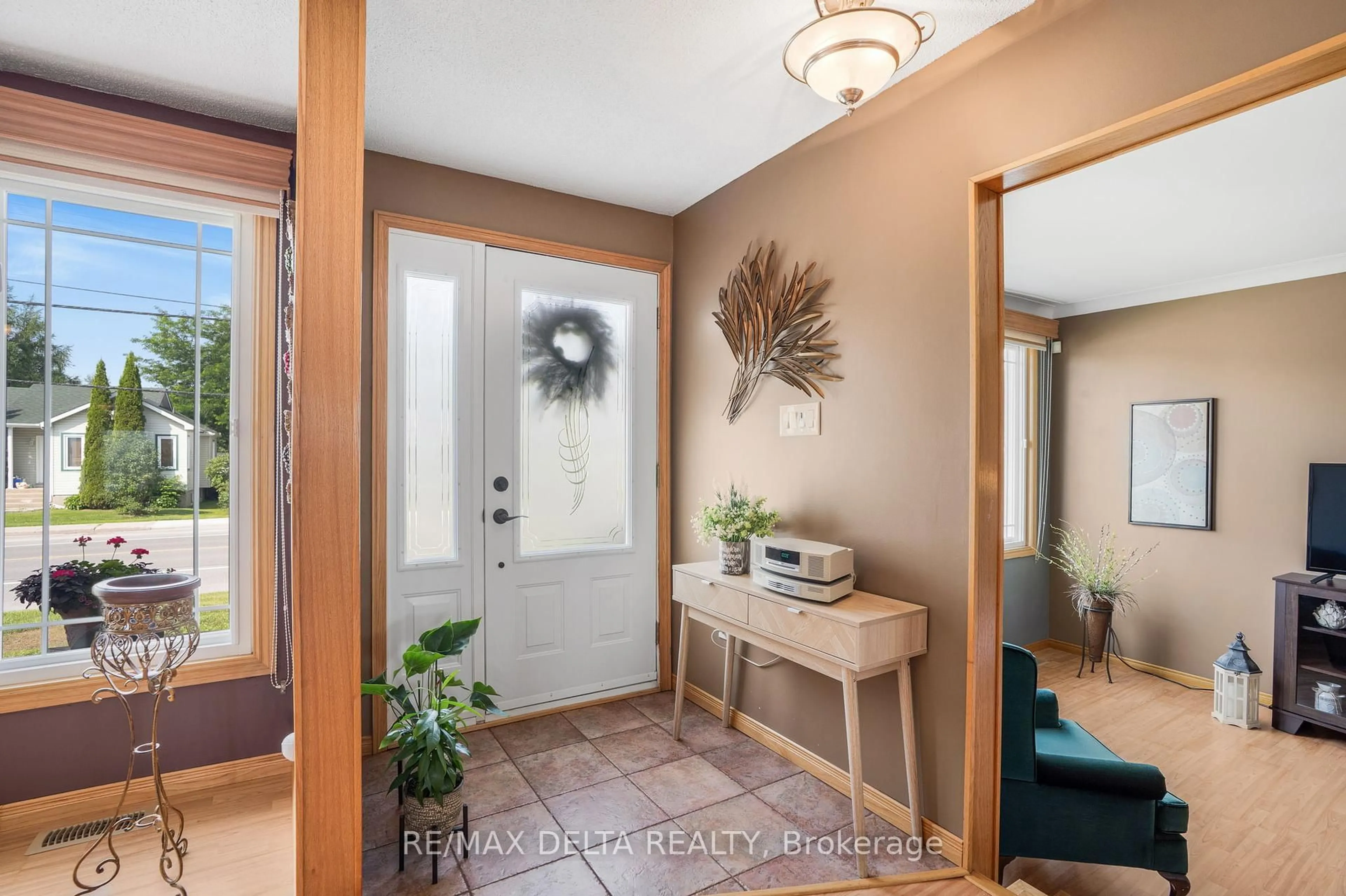 Indoor entryway for 3871 Champlain St, Clarence-Rockland Ontario K0A 1E0