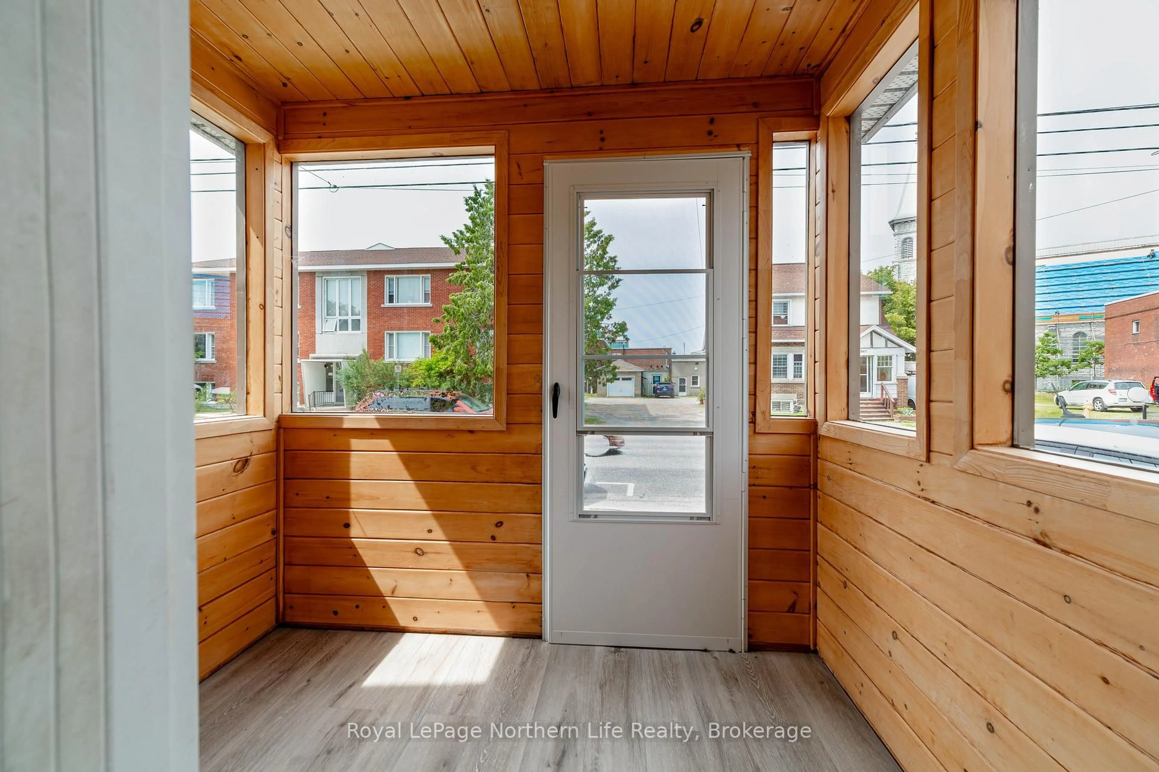 Indoor entryway for 360 Worthington St, North Bay Ontario P1B 3B6