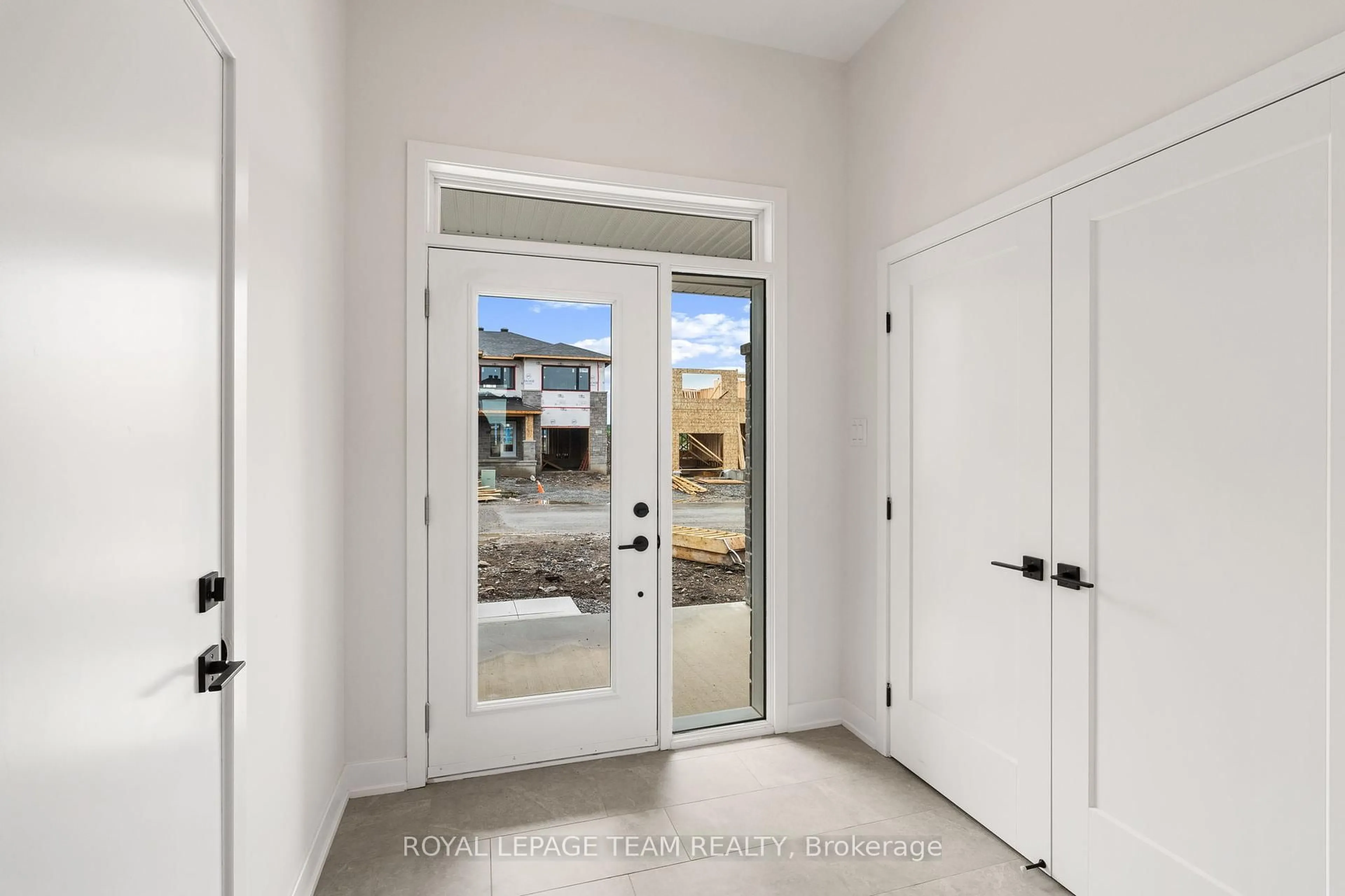Indoor entryway for 1004 Moore St, Brockville Ontario K6V 7N1