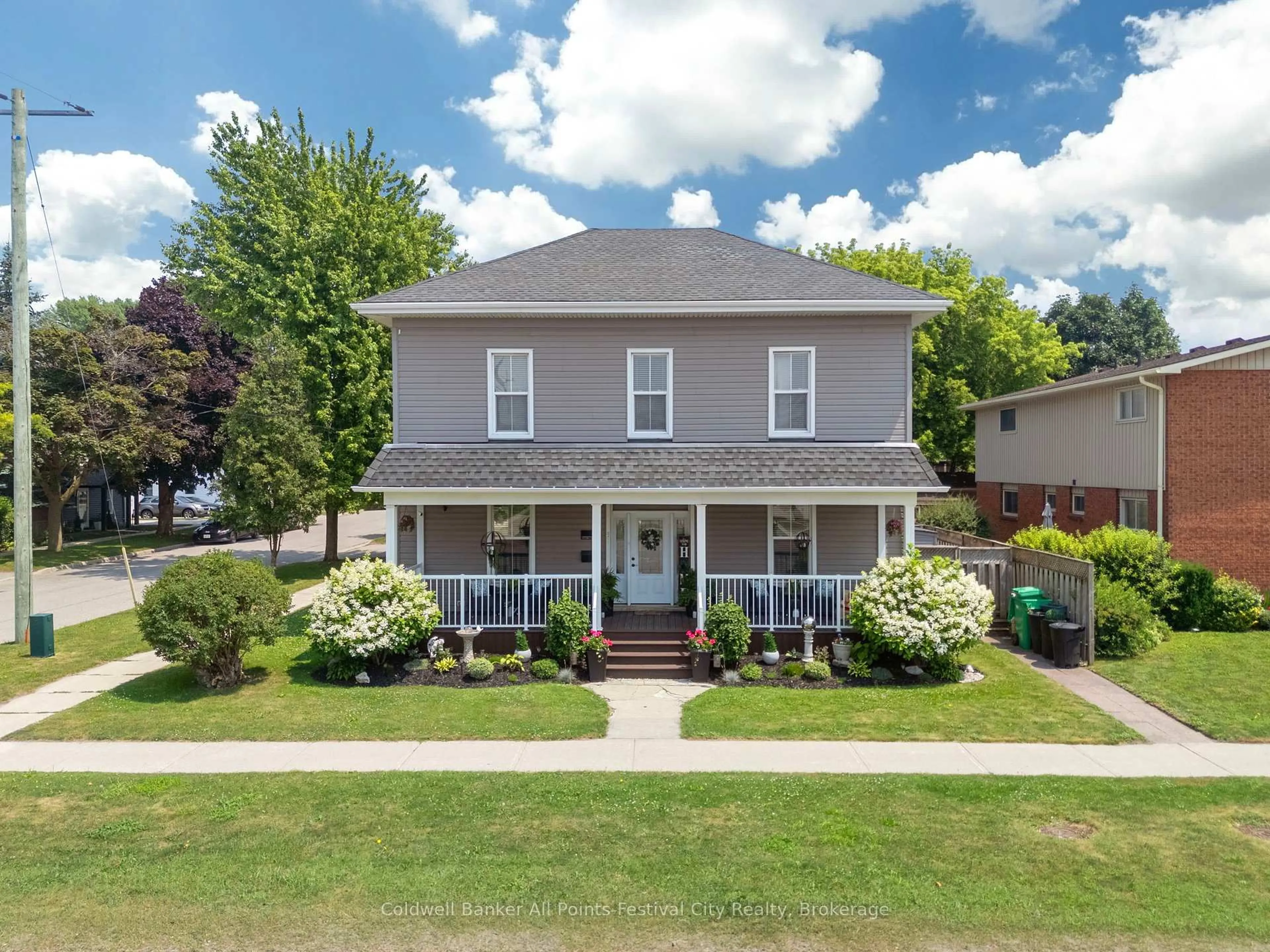 A pic from outside/outdoor area/front of a property/back of a property/a pic from drone, street for 31 Victoria St, Goderich Ontario N7A 3H4