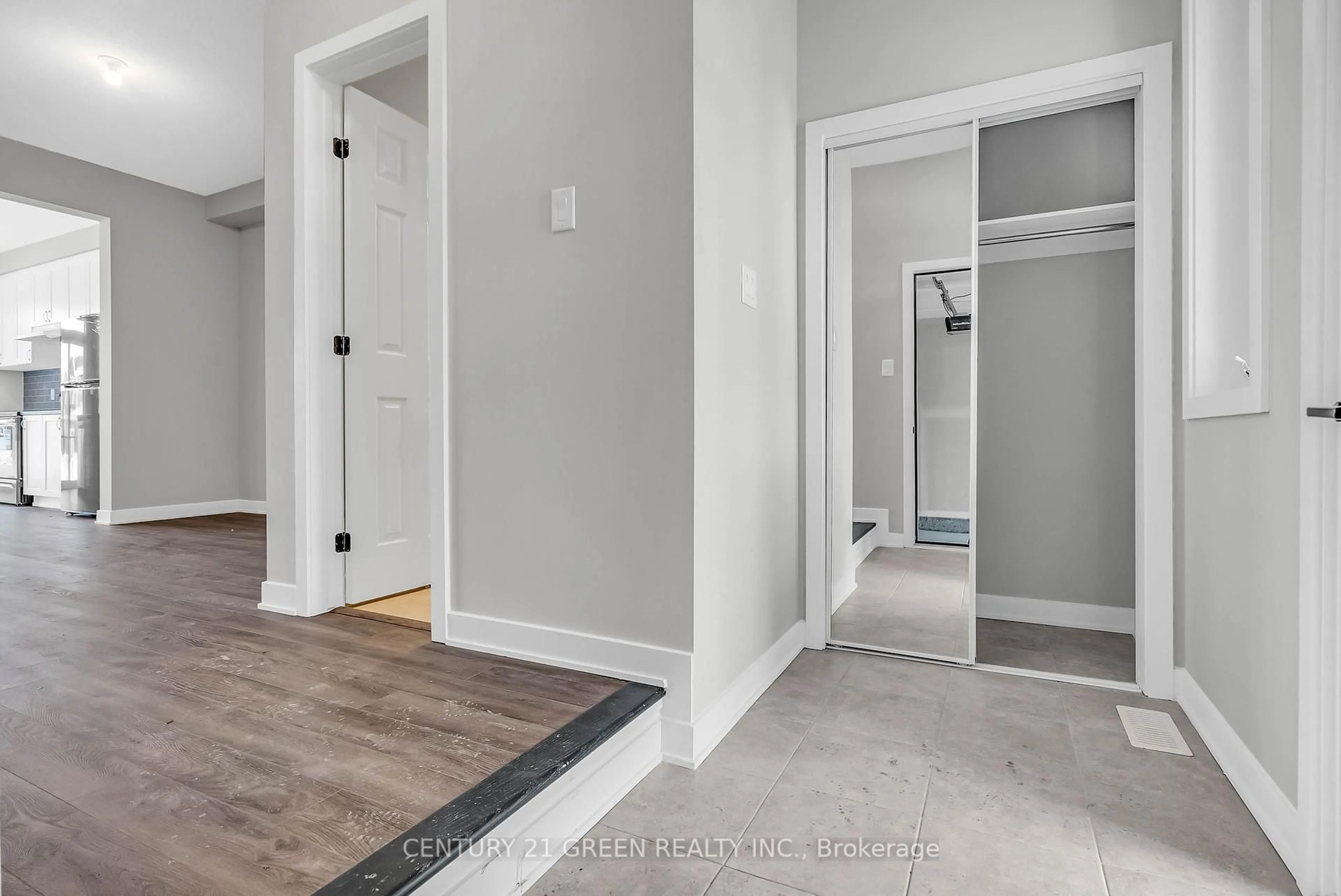 Indoor entryway for 2183 Winsome Terr, Orleans Ontario K4A 5M9