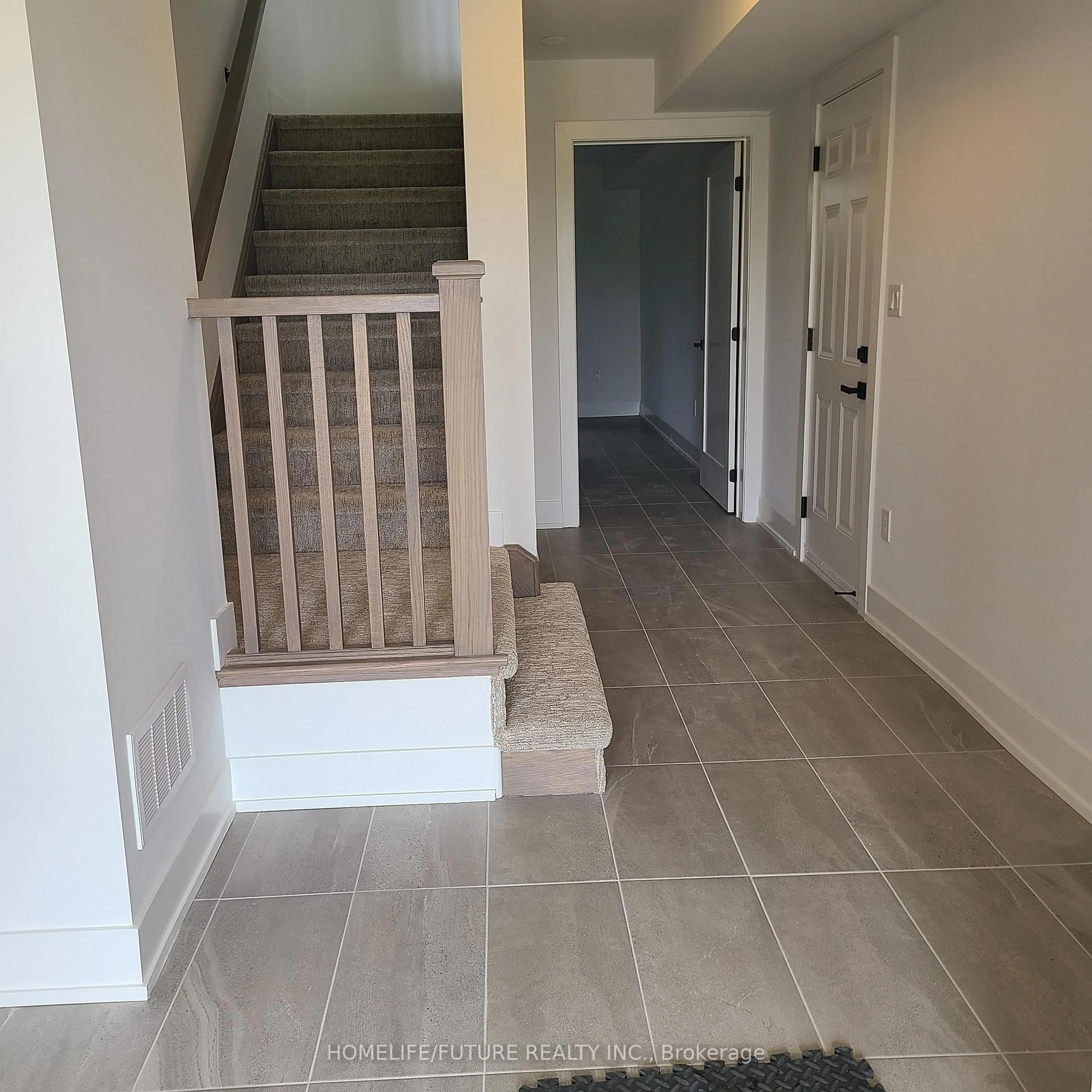 Indoor entryway for 117 Sladden Crt #25, Blue Mountains Ontario N0H 2P0