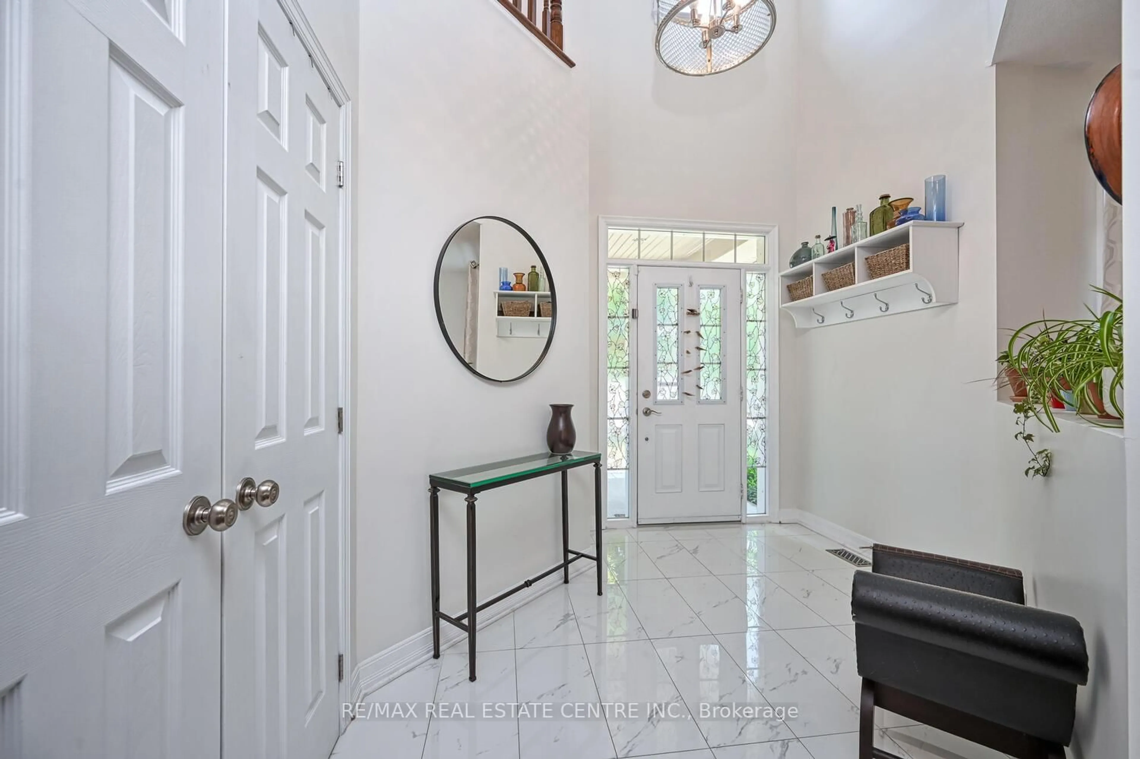 Indoor entryway for 544 Ravendale Way, Ottawa Ontario K2J 0G9