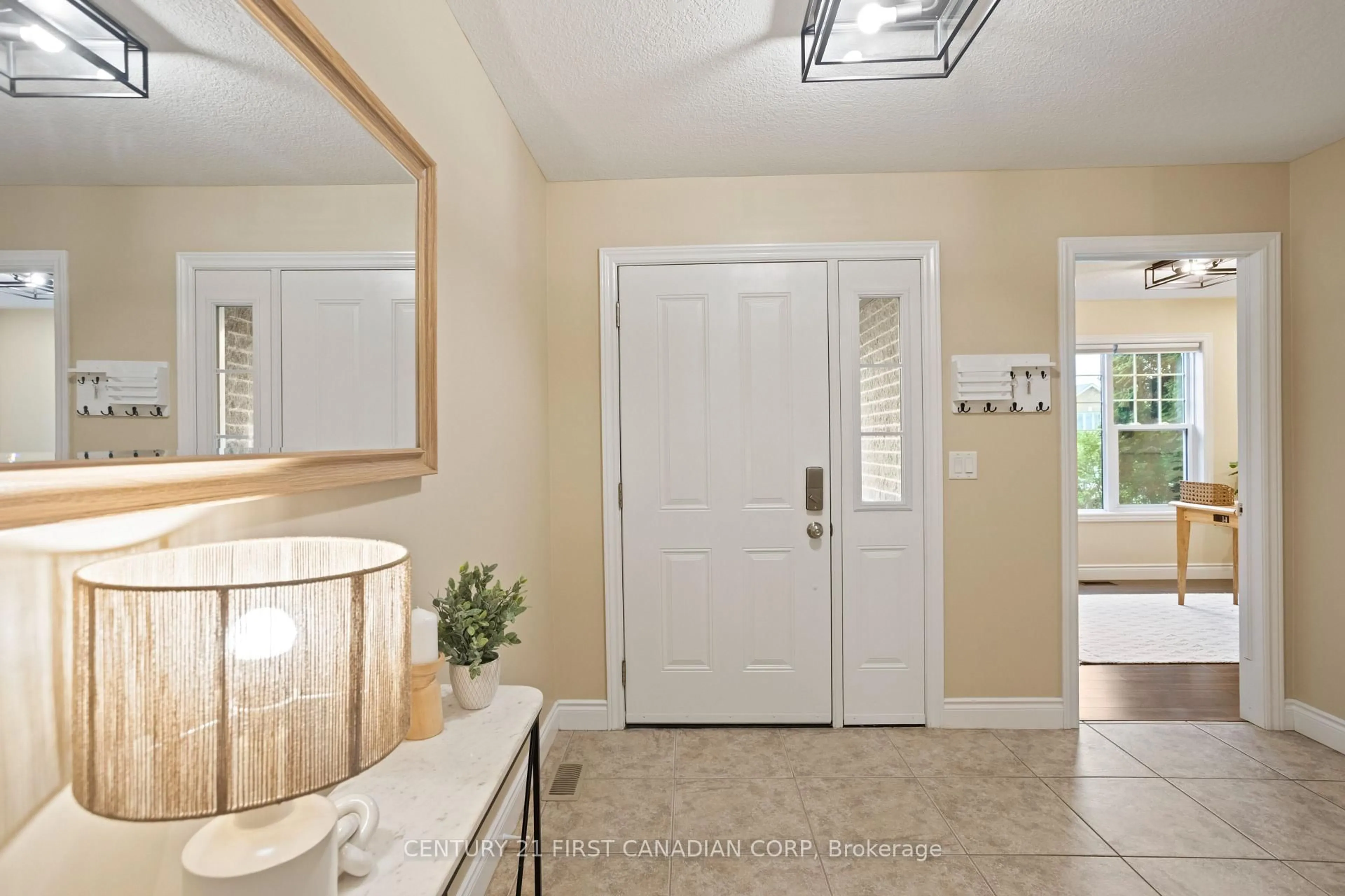 Indoor entryway for 18 Trillium Cres, St. Marys Ontario N4X 0A2