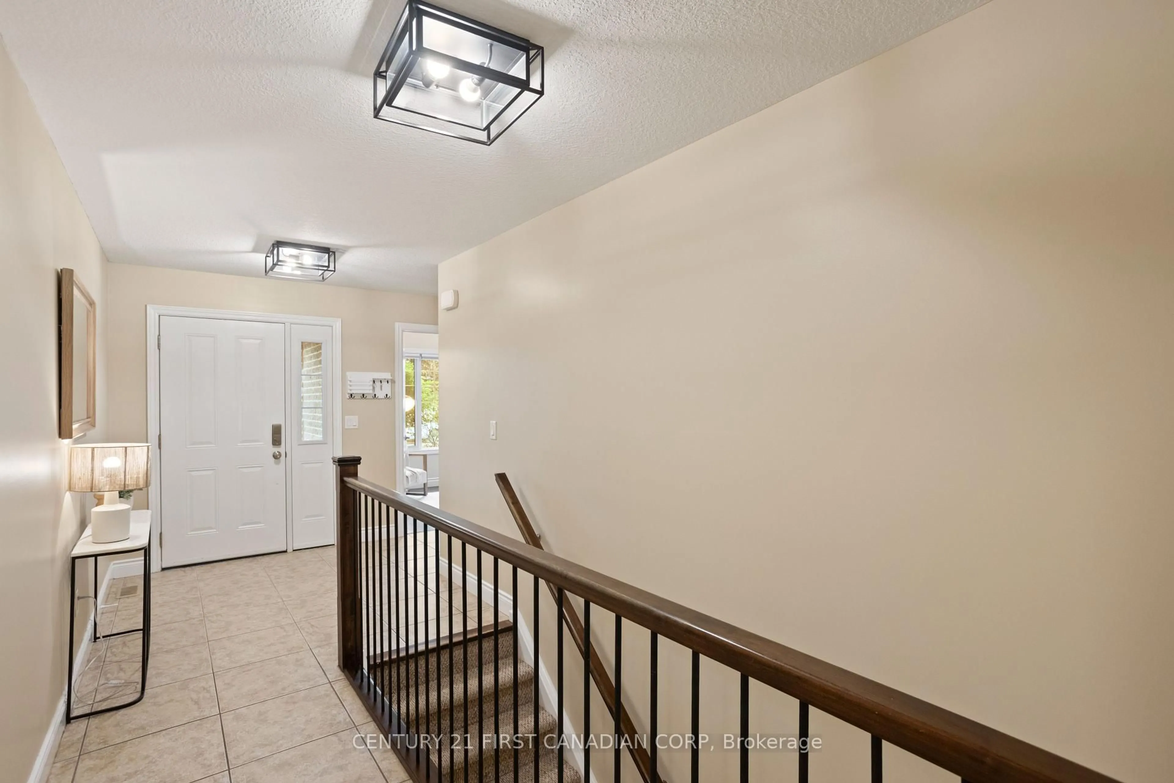 Indoor foyer for 18 Trillium Cres, St. Marys Ontario N4X 0A2