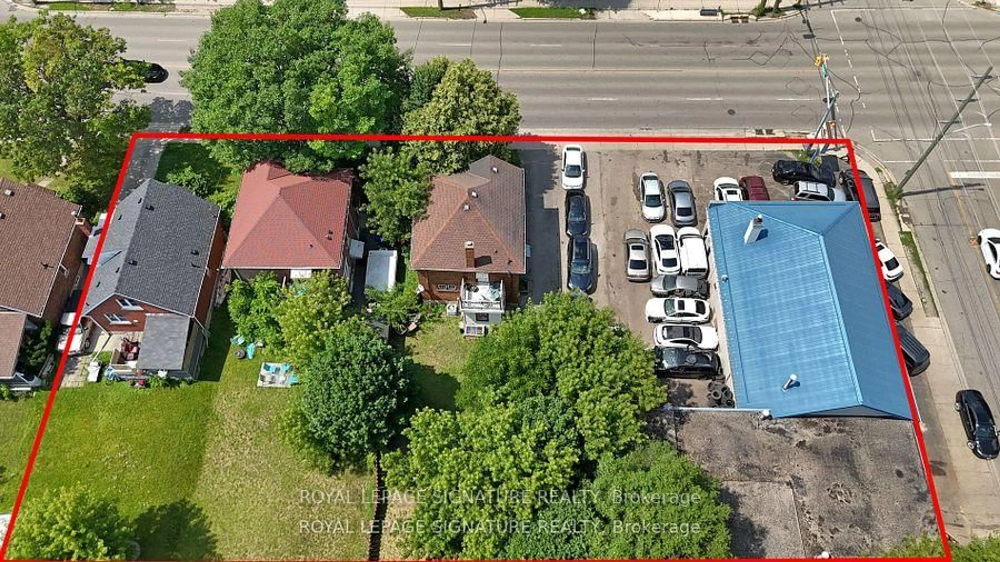 A pic from outside/outdoor area/front of a property/back of a property/a pic from drone, street for 159-165 Erb St, Waterloo Ontario N2L 1V2