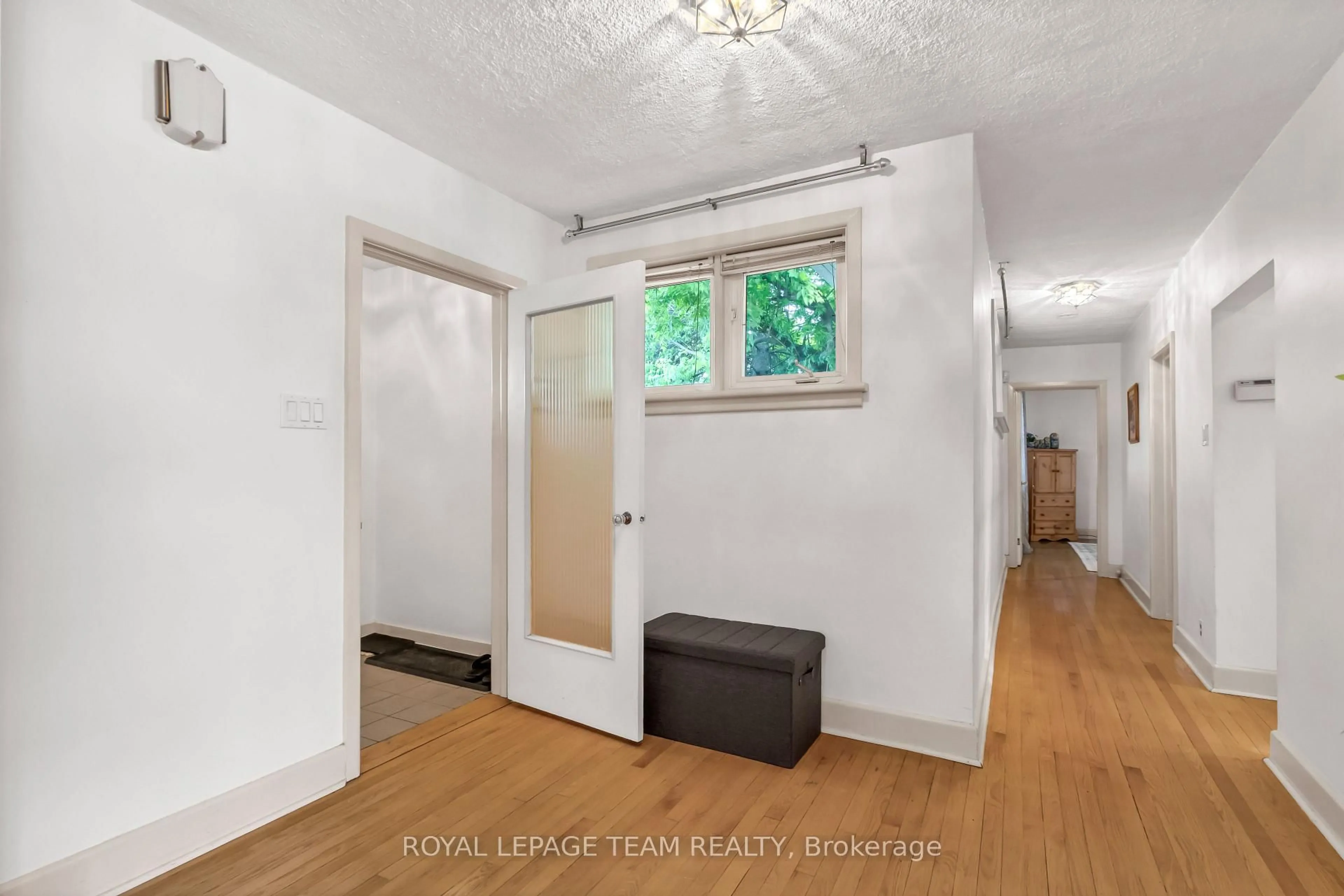 Indoor entryway for 1916 Alta Vista Dr, Ottawa Ontario K1H 7K6