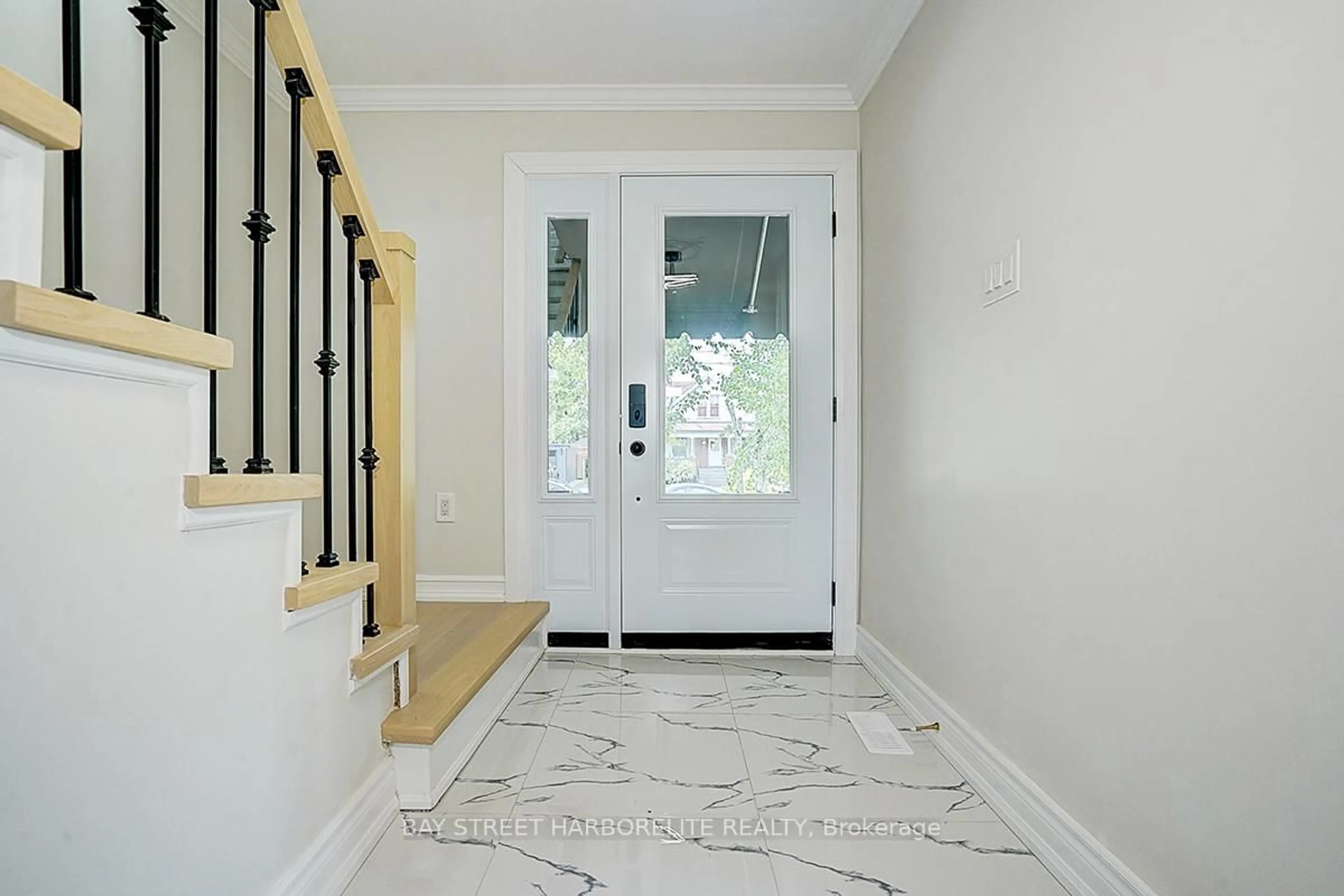 Indoor entryway for 37 Mountain Park Ave, Hamilton Ontario L9A 1A1