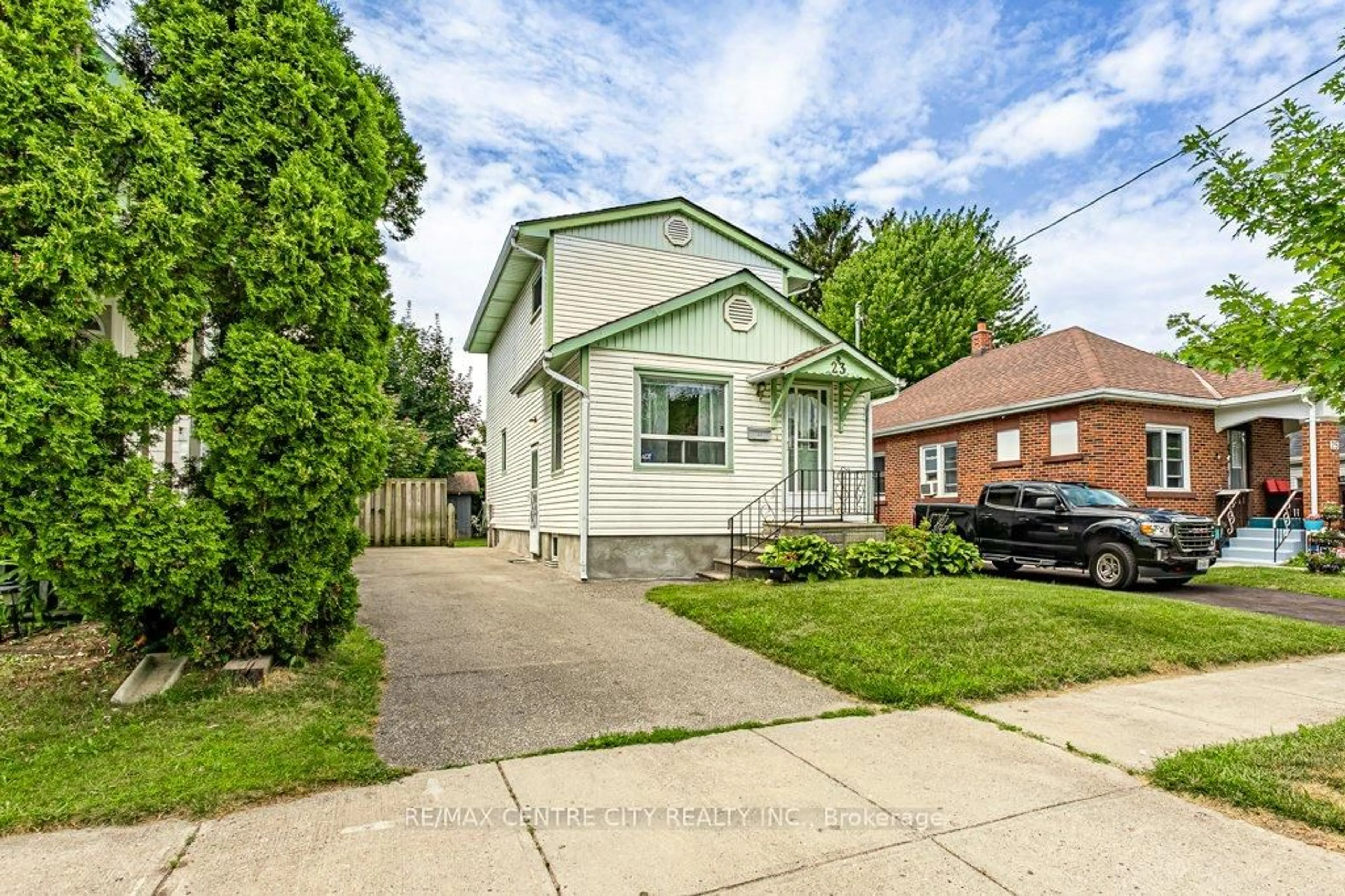 A pic from outside/outdoor area/front of a property/back of a property/a pic from drone, street for 23 Hyrdo St, London East Ontario N5Z 2H5