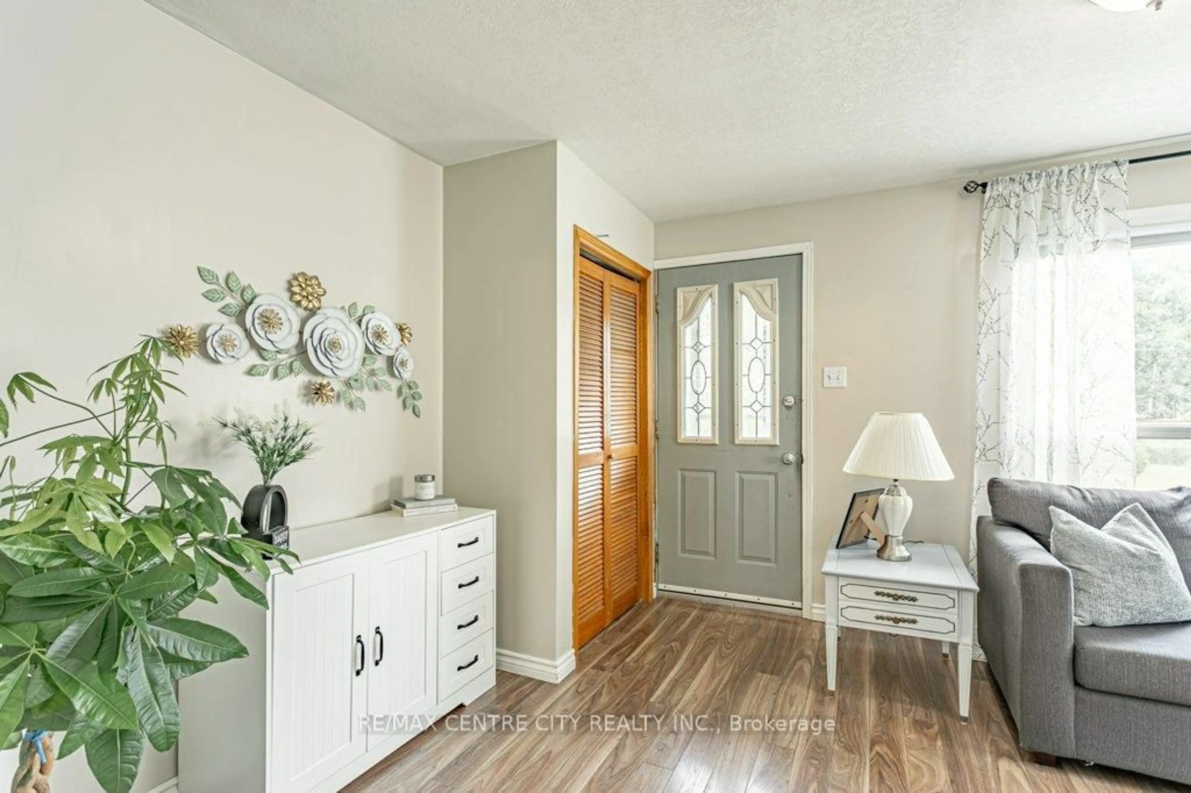 Indoor entryway for 23 Hyrdo St, London East Ontario N5Z 2H5