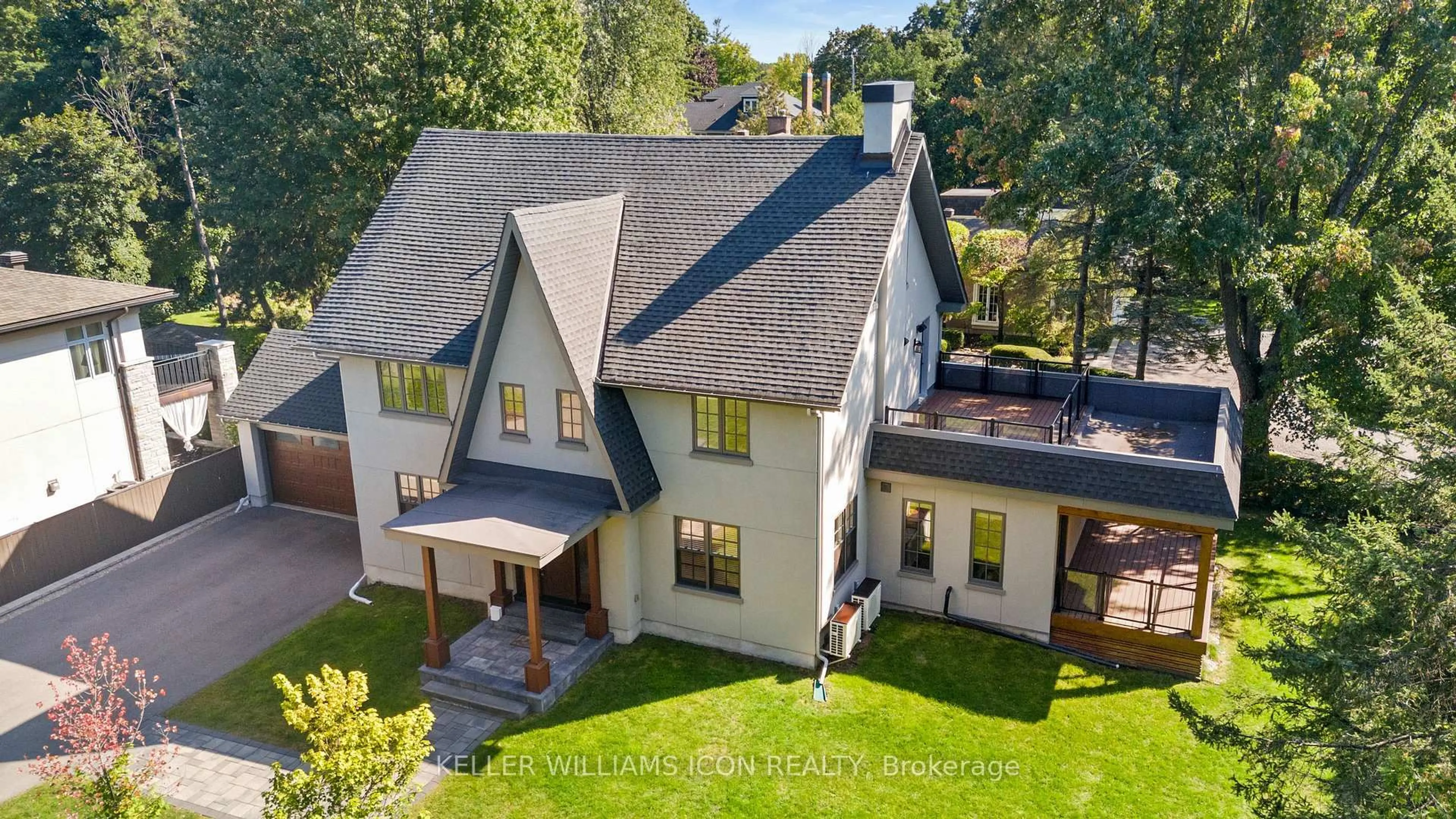 A pic from outside/outdoor area/front of a property/back of a property/a pic from drone, street for 320 Hillcrest Rd, Ottawa Ontario K1M 0J6