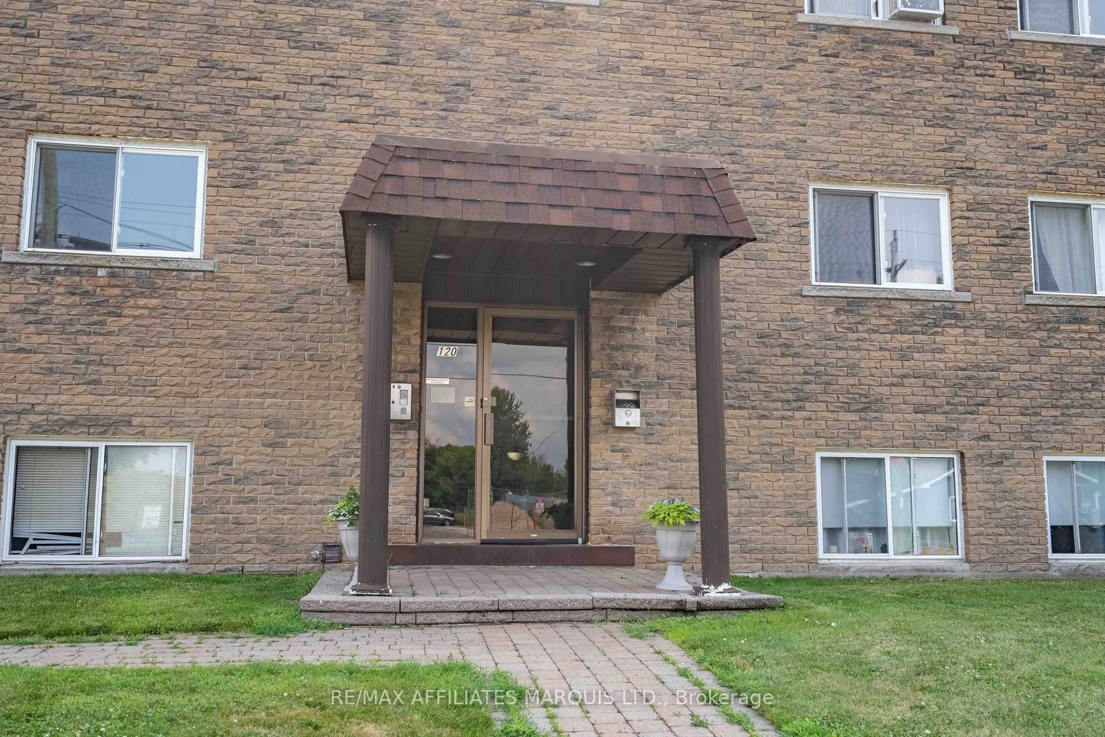 Indoor foyer for 9-120 MILITARY Rd, Cornwall Ontario K0C 1N0