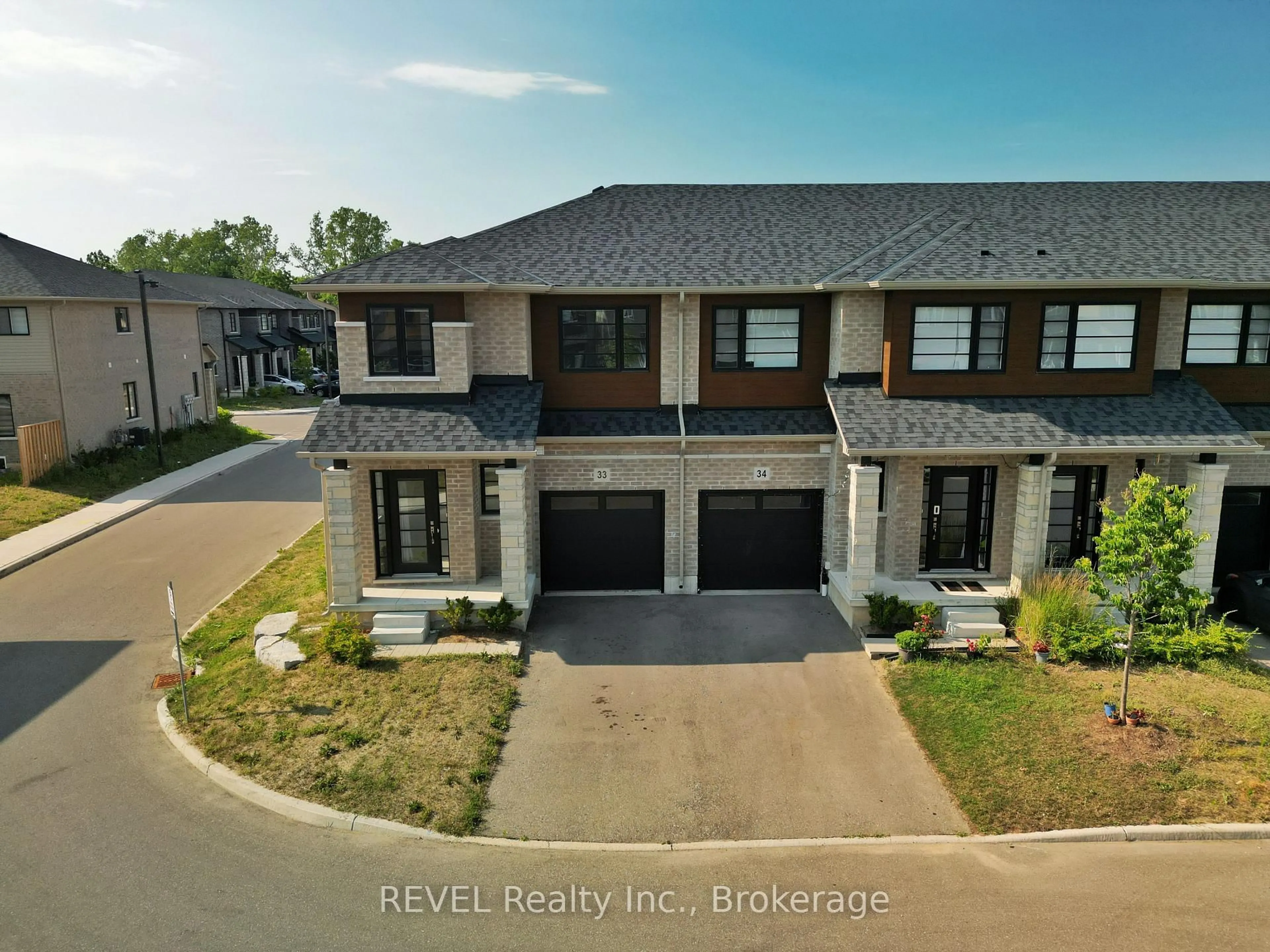 A pic from outside/outdoor area/front of a property/back of a property/a pic from drone, unknown for 520 GREY St #33, Brantford Ontario N3S 0K1