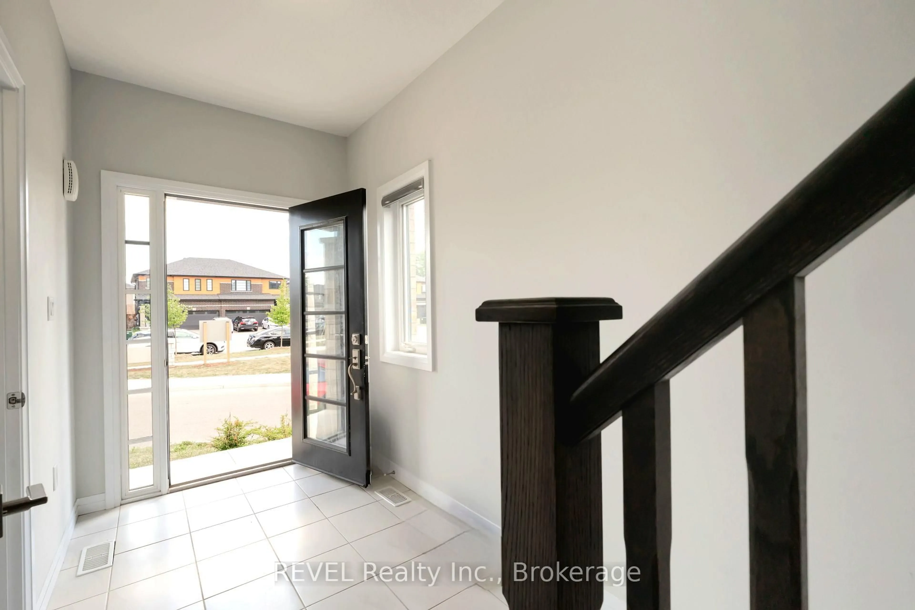 Indoor foyer for 520 GREY St #33, Brantford Ontario N3S 0K1