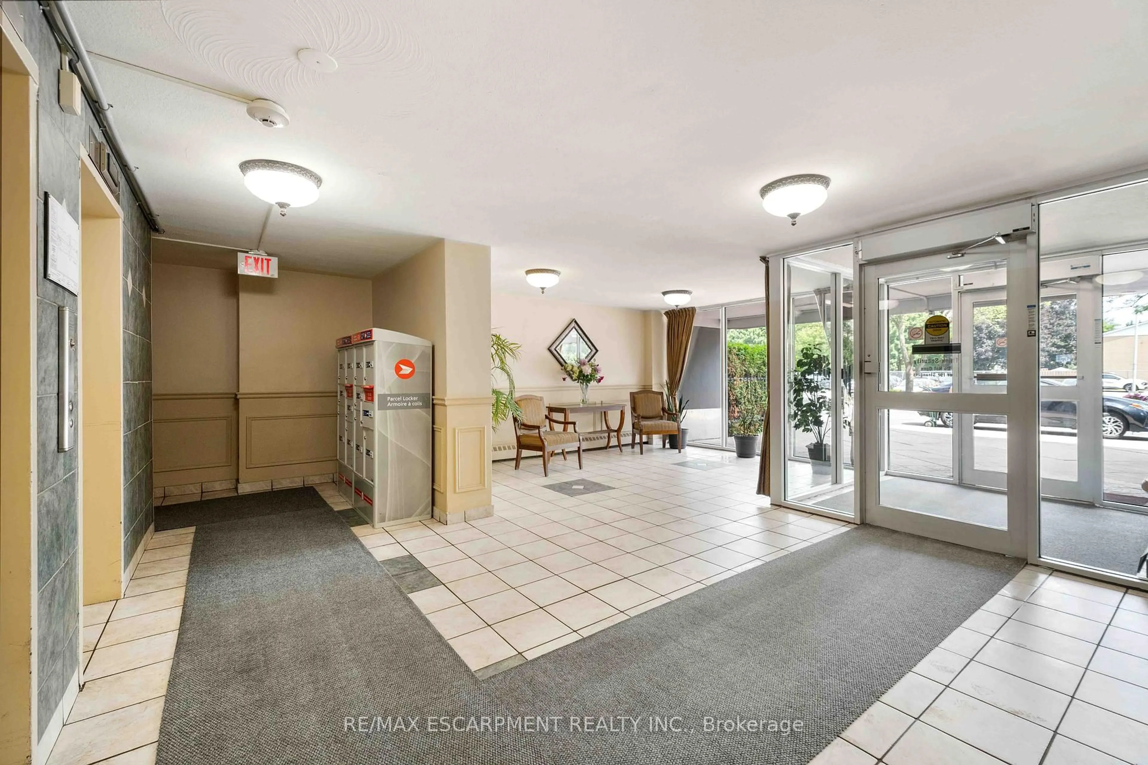 Indoor foyer for 75 Glenburn Crt #311, Hamilton Ontario L8E 1C7