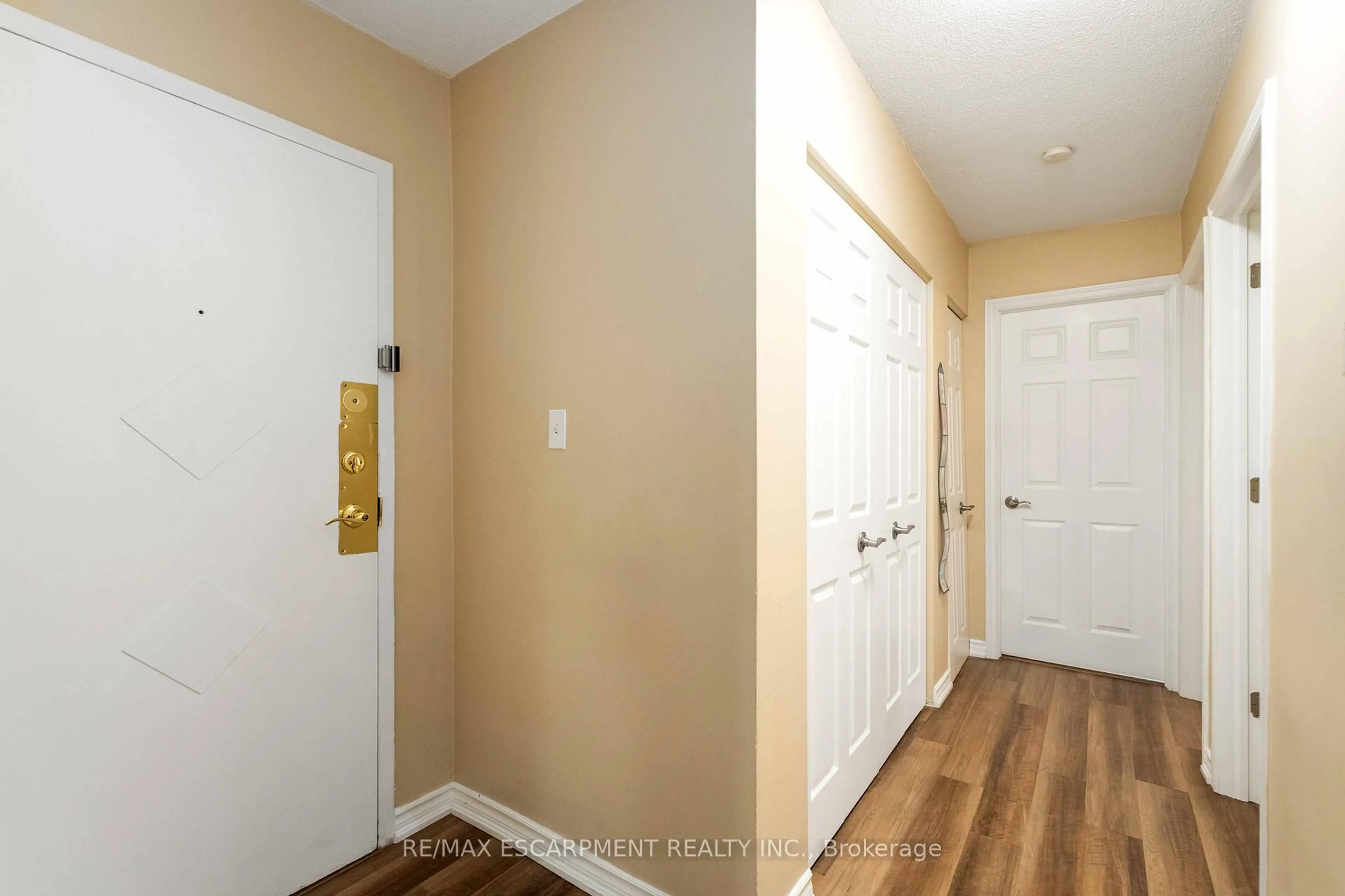 Indoor entryway for 75 Glenburn Crt #311, Hamilton Ontario L8E 1C7